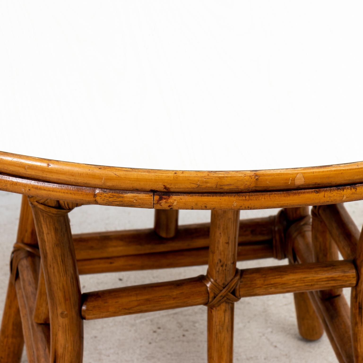 Round Rattan Dining Table In Good Condition In Stamford, CT