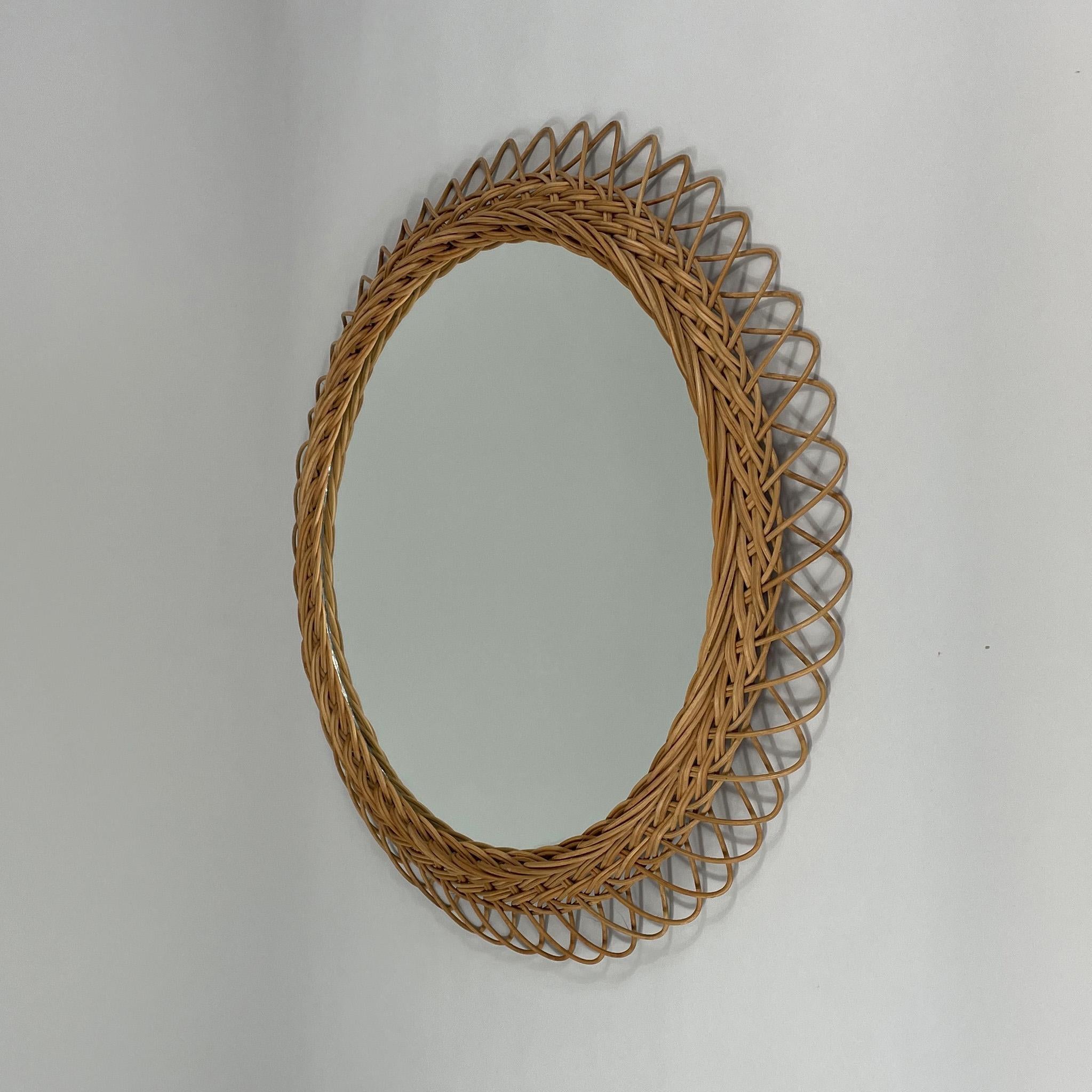 Mid-Century Modern Miroir mural rond en rotin tressé à la main, Suède, années 1950 en vente