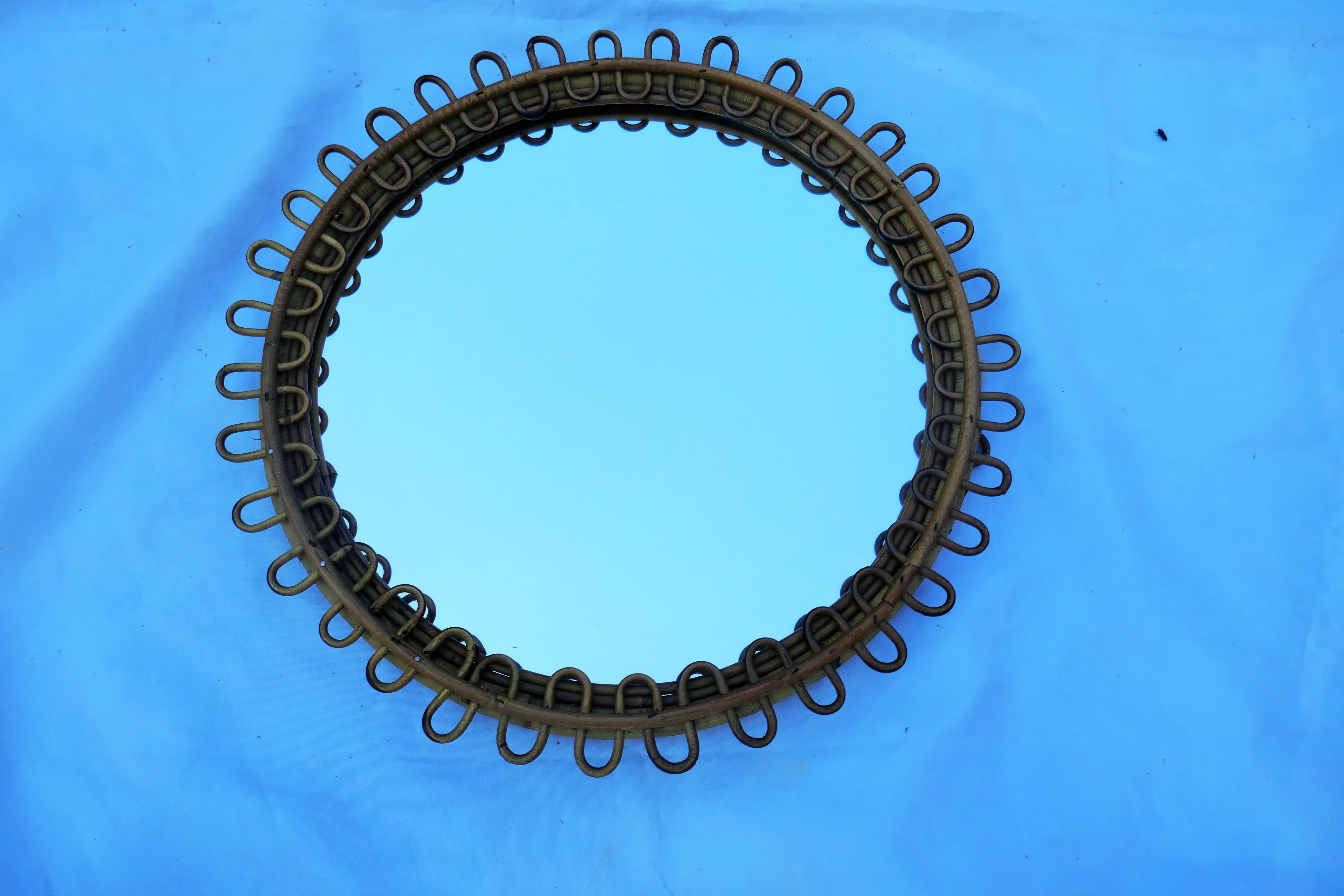 Round Rattan Mirror
Good condition.
Thanks