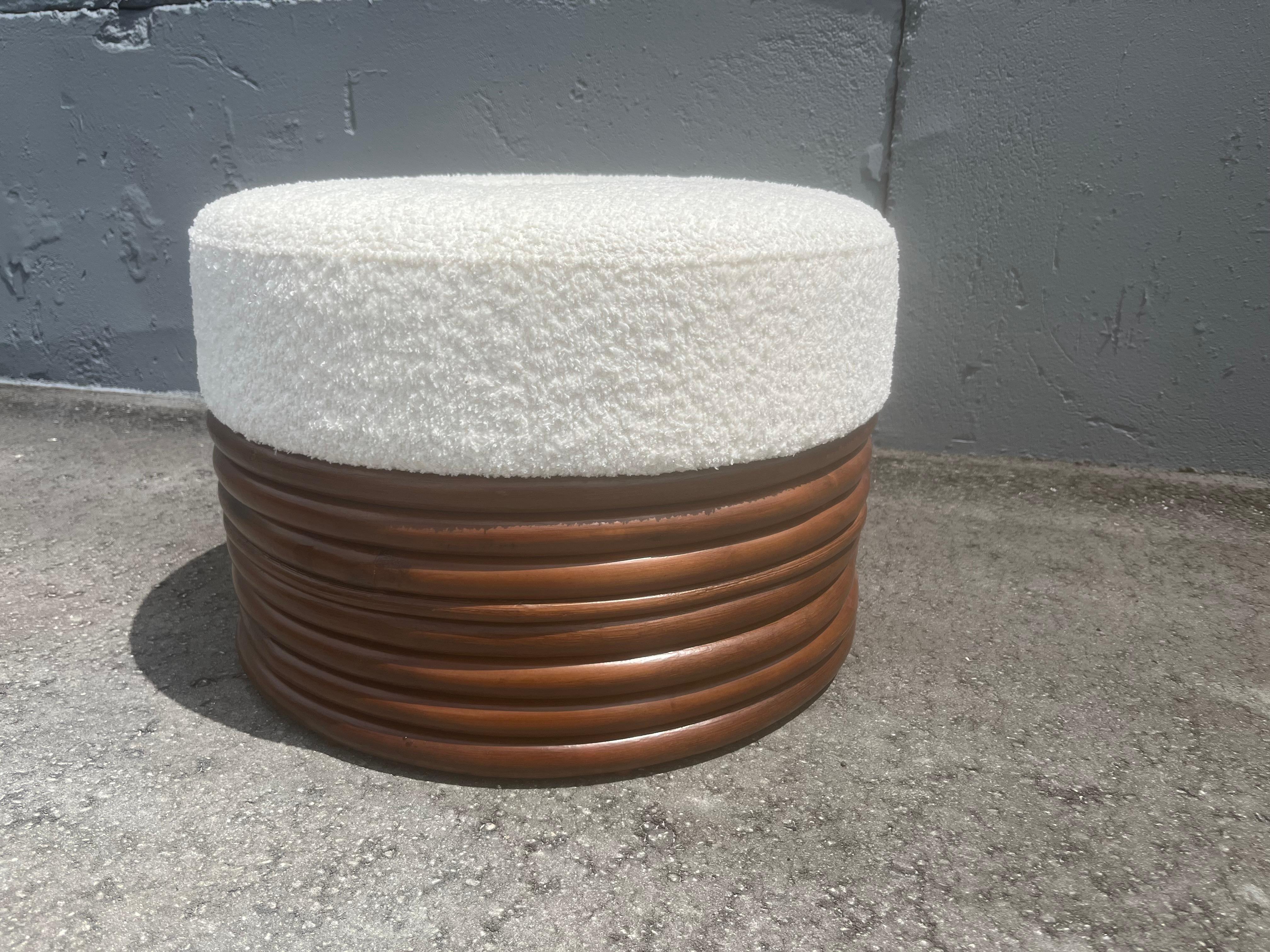 Otomana Redonda de Ratán, Boucle, Mediados de Siglo en venta 3