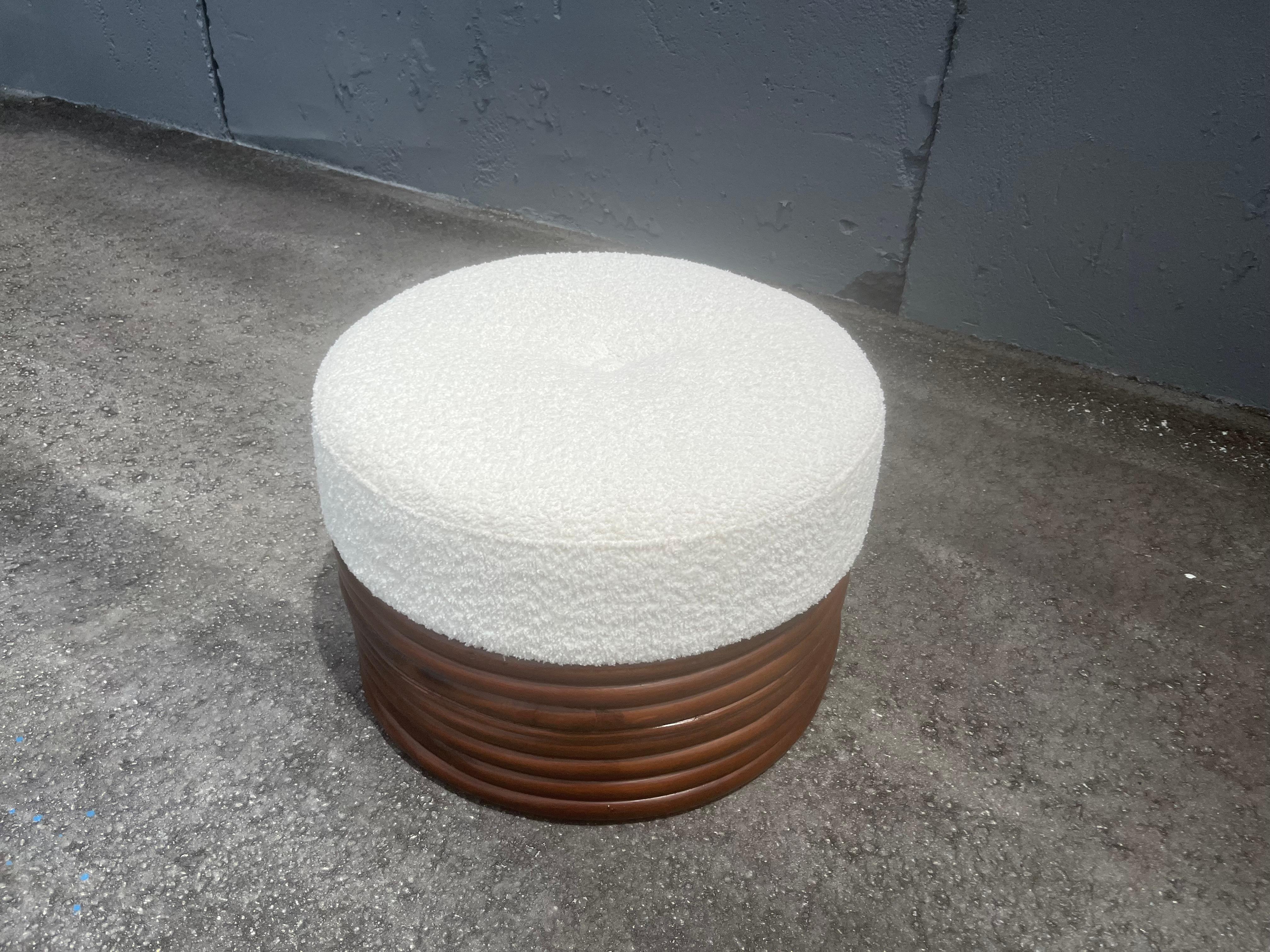 Otomana Redonda de Ratán, Boucle, Mediados de Siglo en venta 4