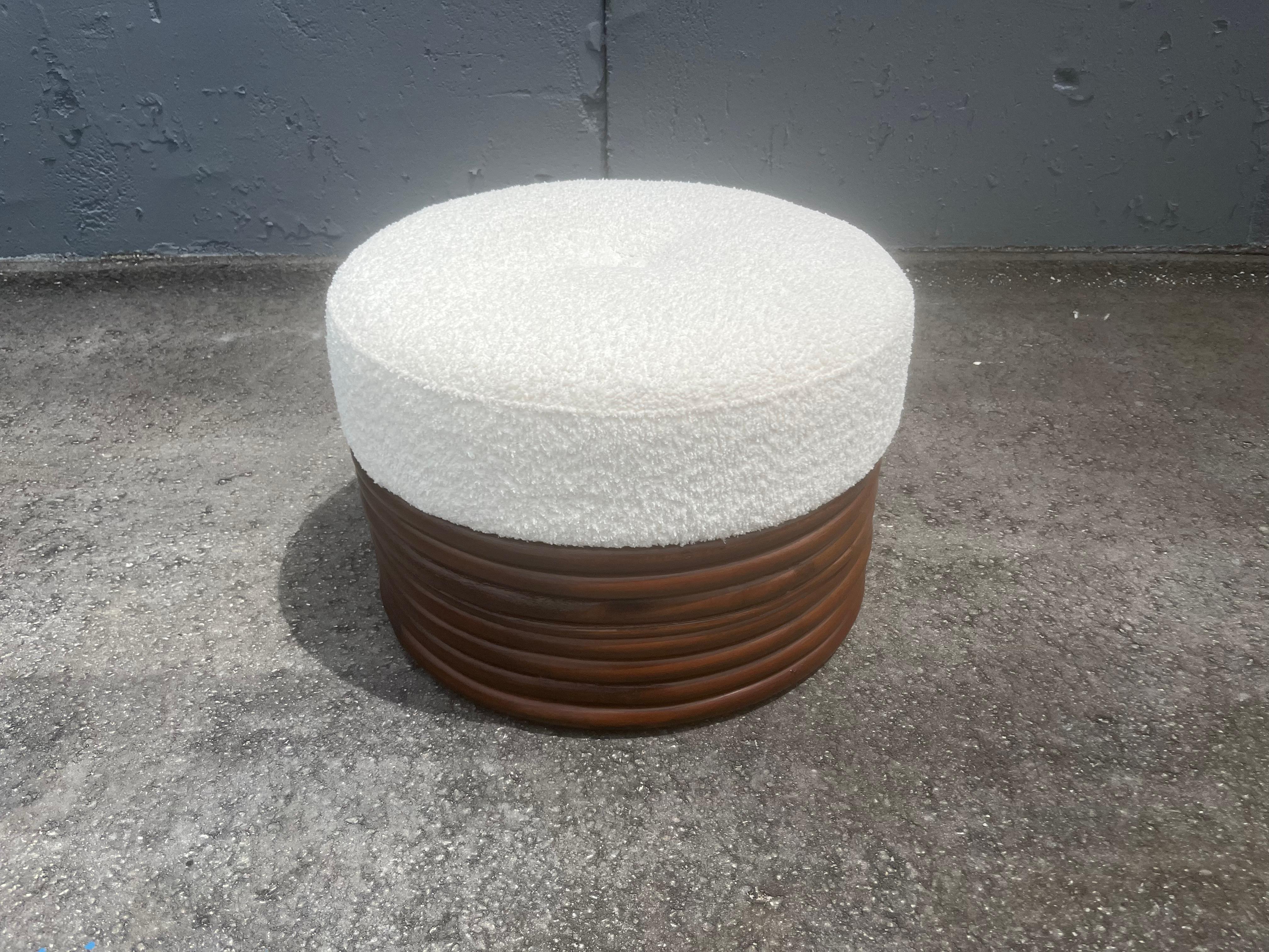 Otomana Redonda de Ratán, Boucle, Mediados de Siglo en venta 5