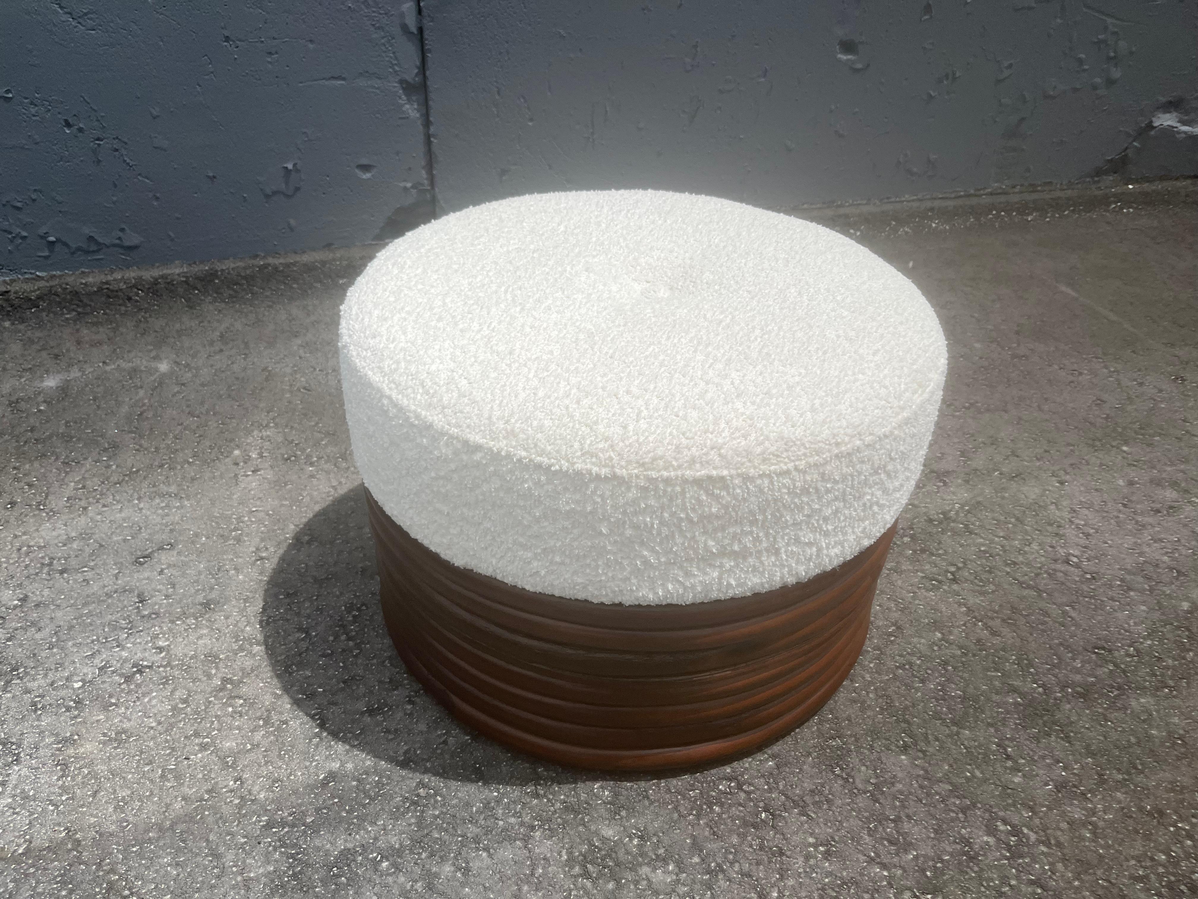 Otomana Redonda de Ratán, Boucle, Mediados de Siglo en venta 6