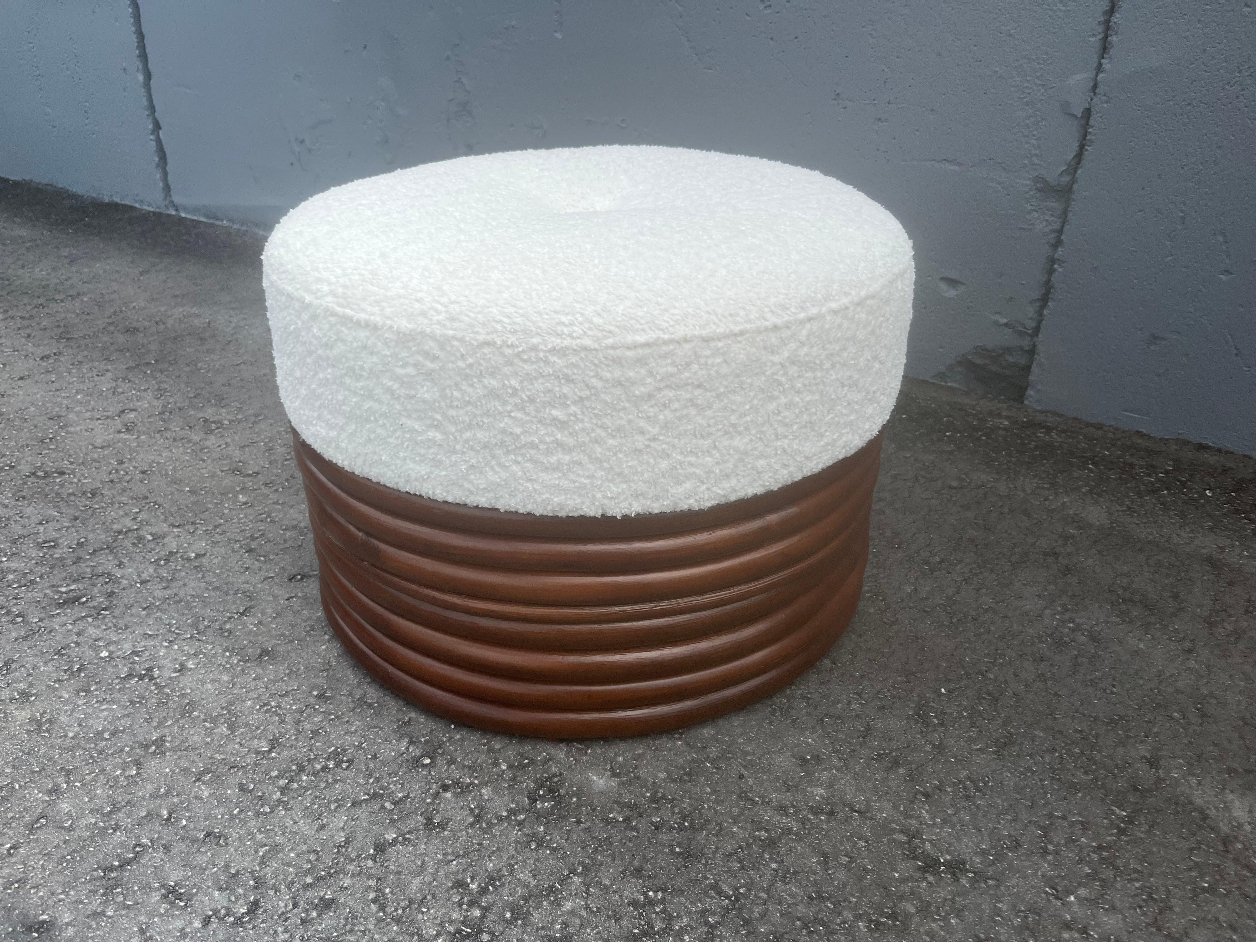 Otomana redonda de ratán, asiento de tela boucle blanca. Listo para un nuevo hogar.