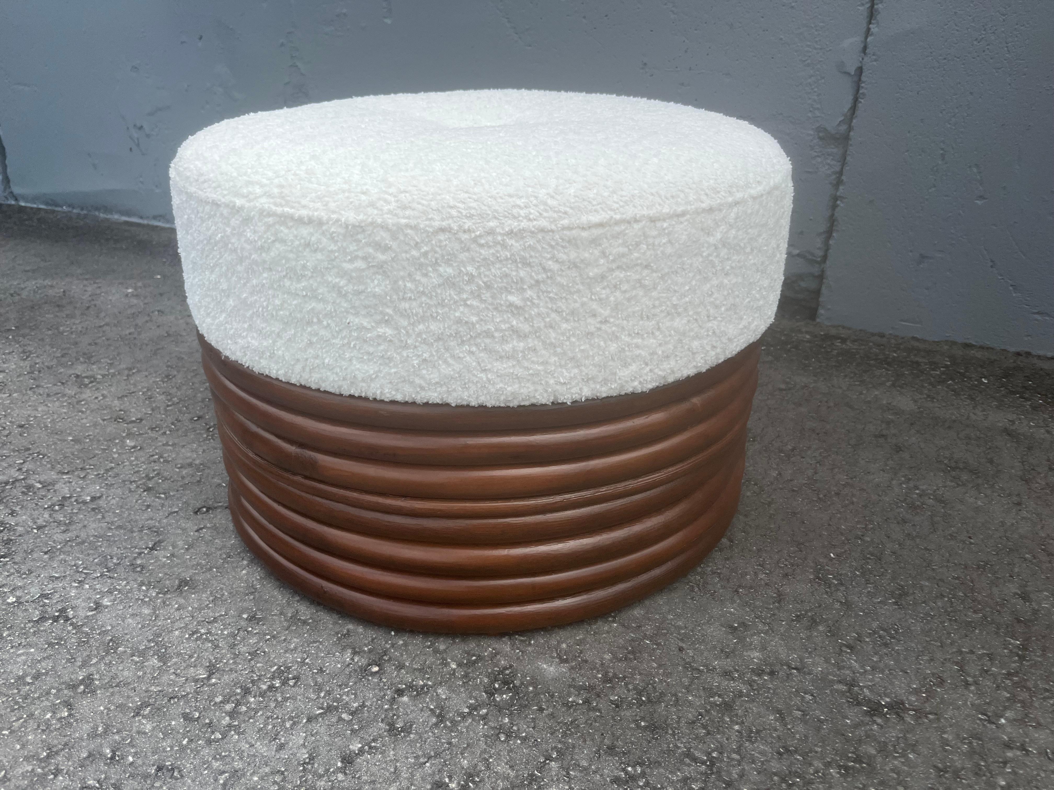 Otomana Redonda de Ratán, Boucle, Mediados de Siglo Moderno en venta