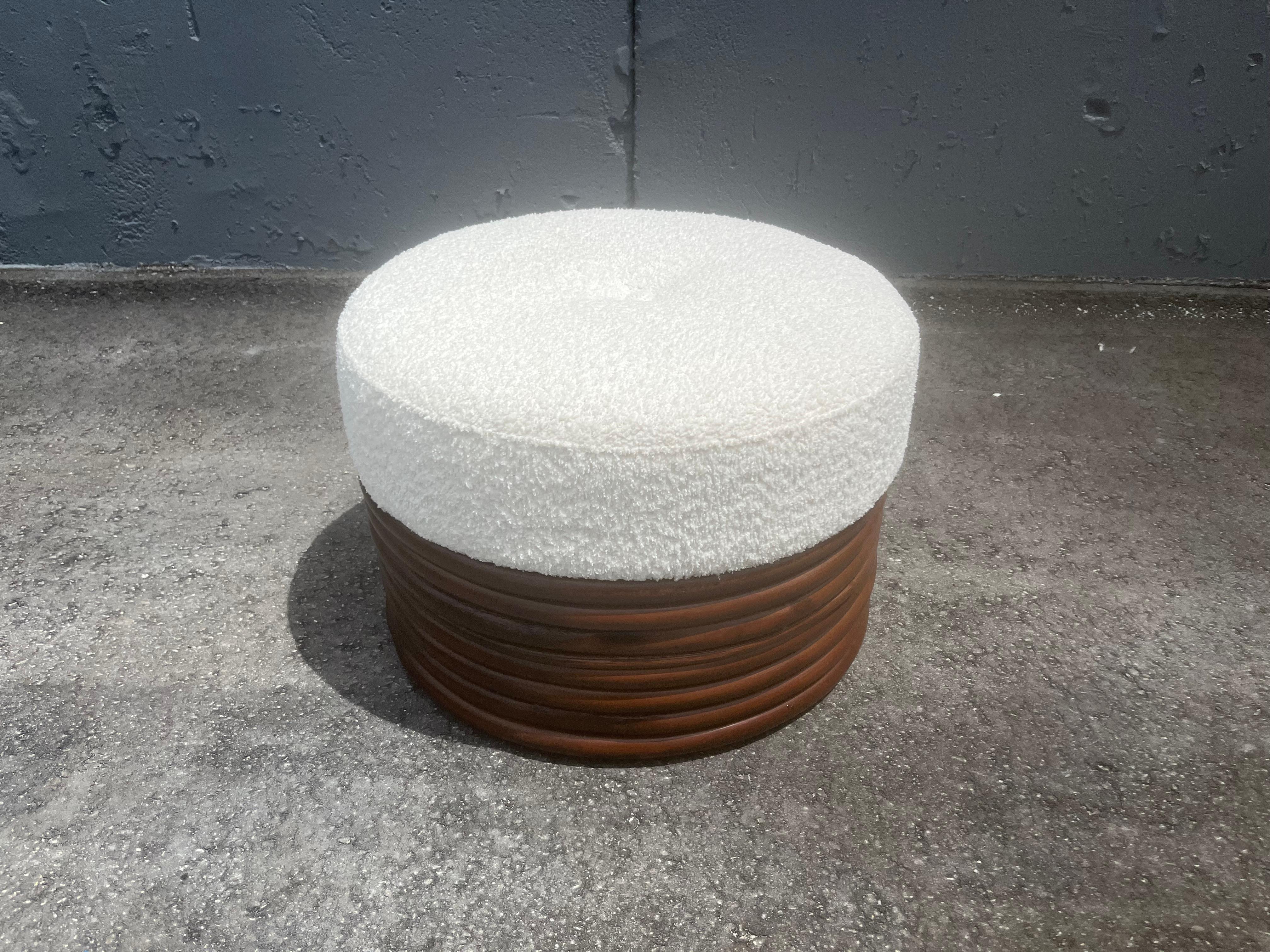 Otomana Redonda de Ratán, Boucle, Mediados de Siglo Indonesio en venta