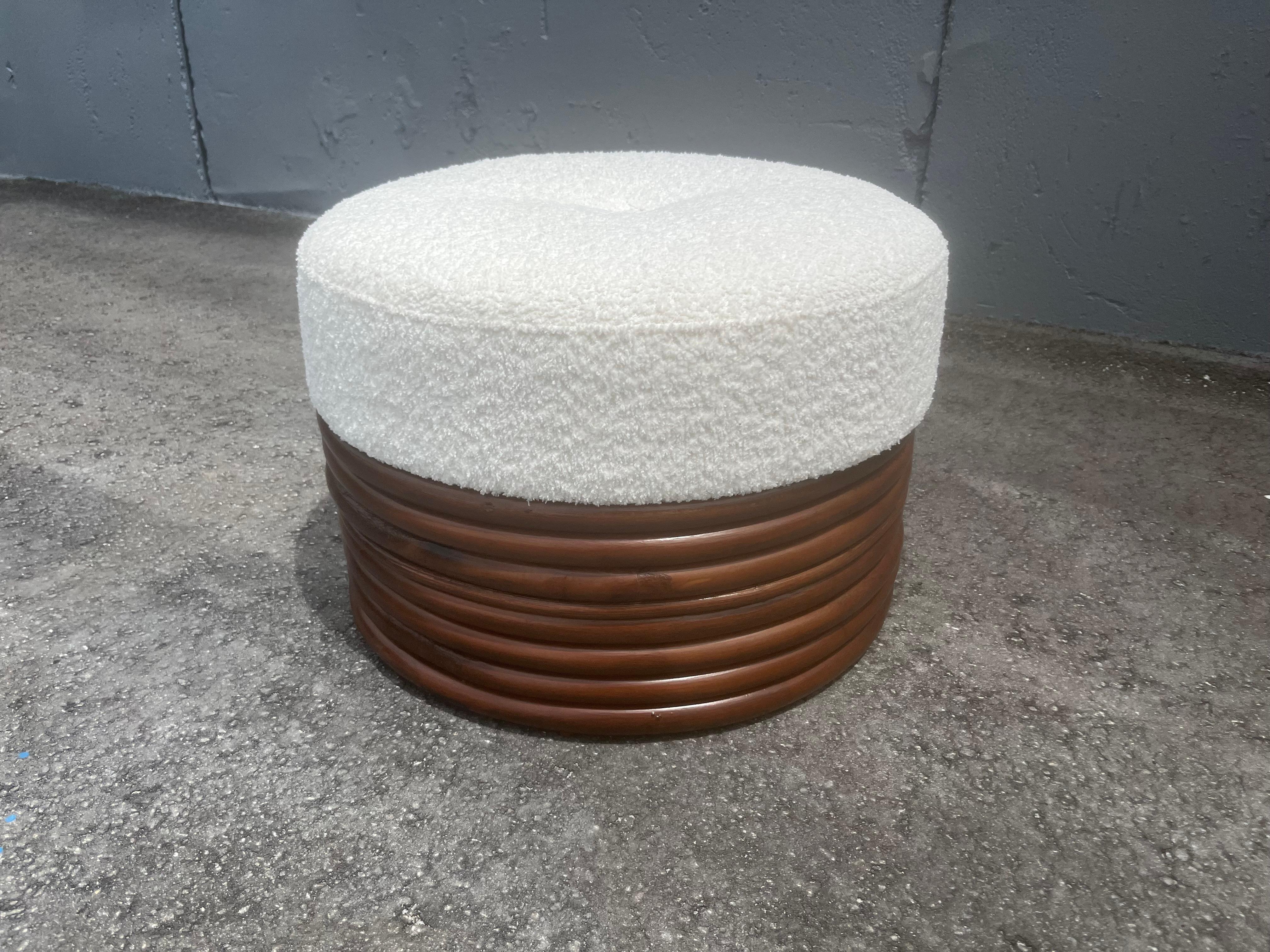 Otomana Redonda de Ratán, Boucle, Mediados de Siglo en Excelente estado para la venta en Miami, FL