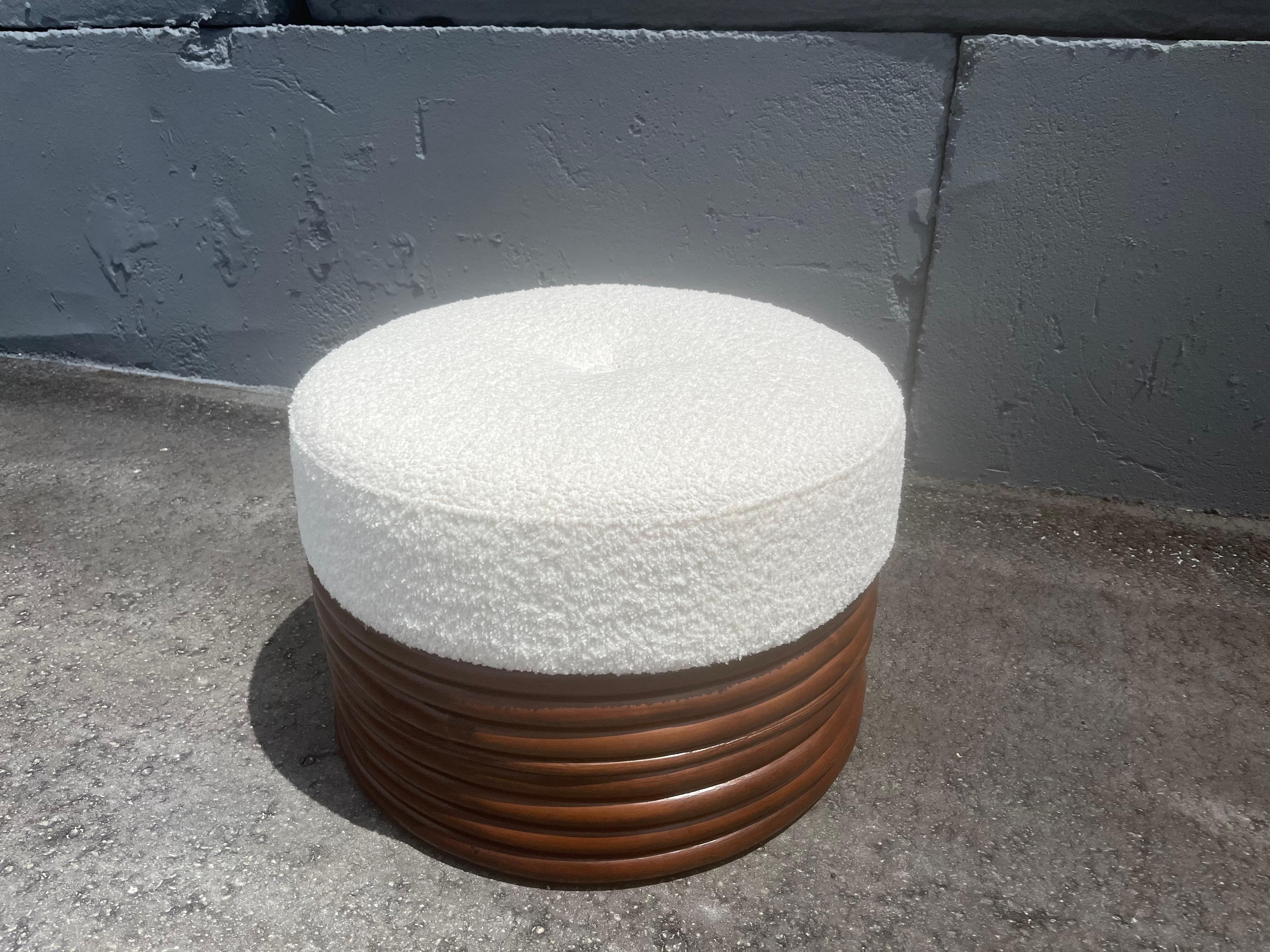 Otomana Redonda de Ratán, Boucle, Mediados de Siglo en venta 1
