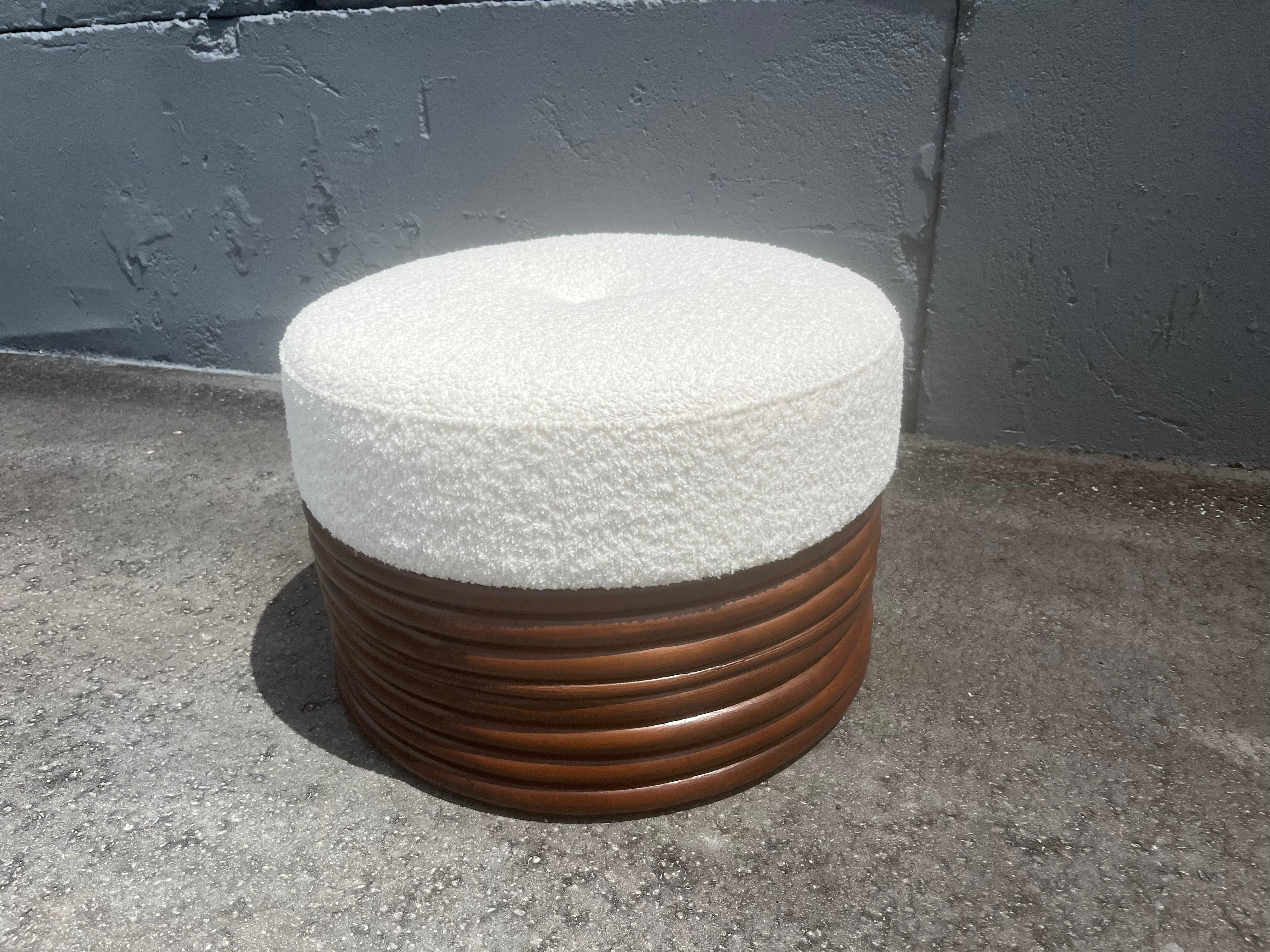Otomana Redonda de Ratán, Boucle, Mediados de Siglo en venta 2