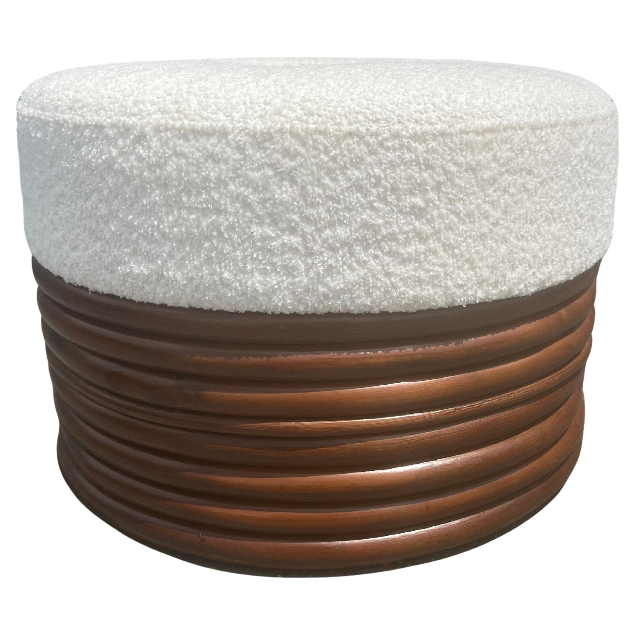 Runder Rattan-Ottoman, Boucle, Mitte des Jahrhunderts