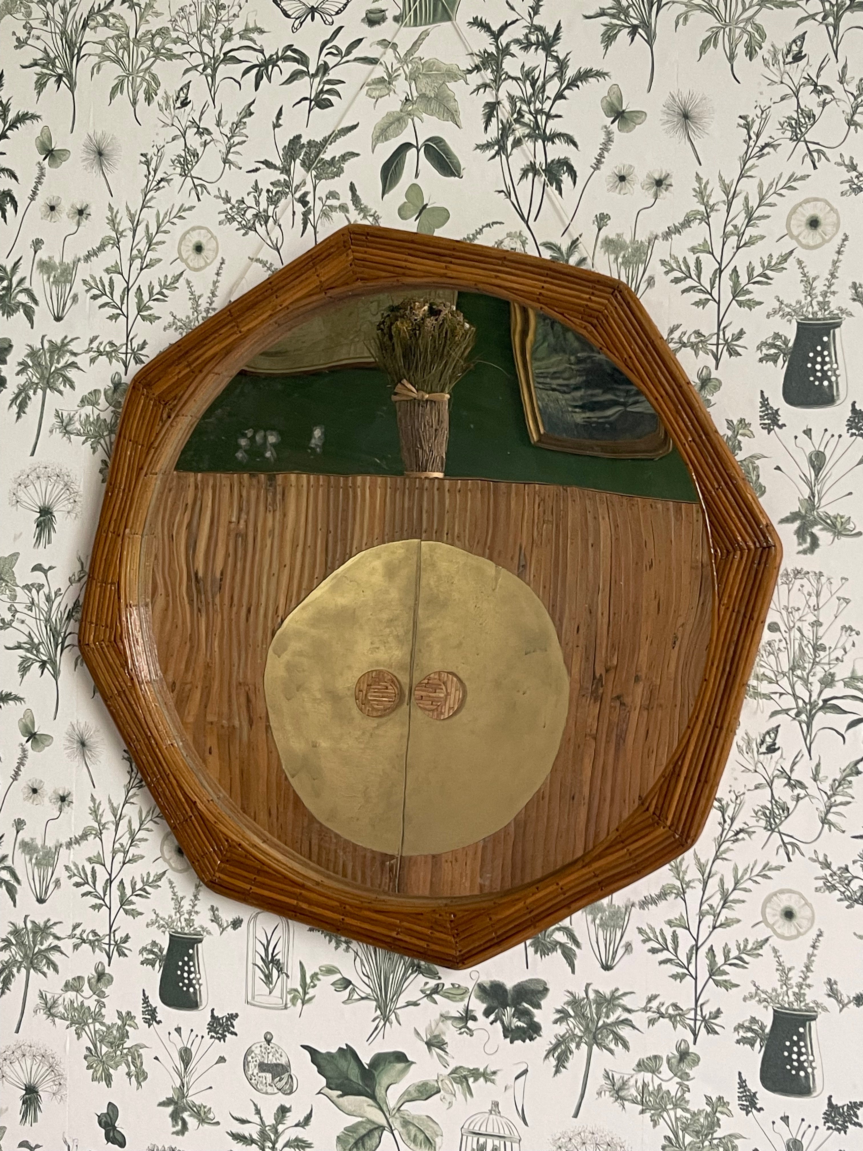 Espejo de pared en forma de octágono
Hecho a mano con armazón de mimbre ratán en forma de hecágono. 
Una pieza preciosa! un complemento perfecto en tu espacio.

50 cm de diámetro y 2,75 cm de profundidad.