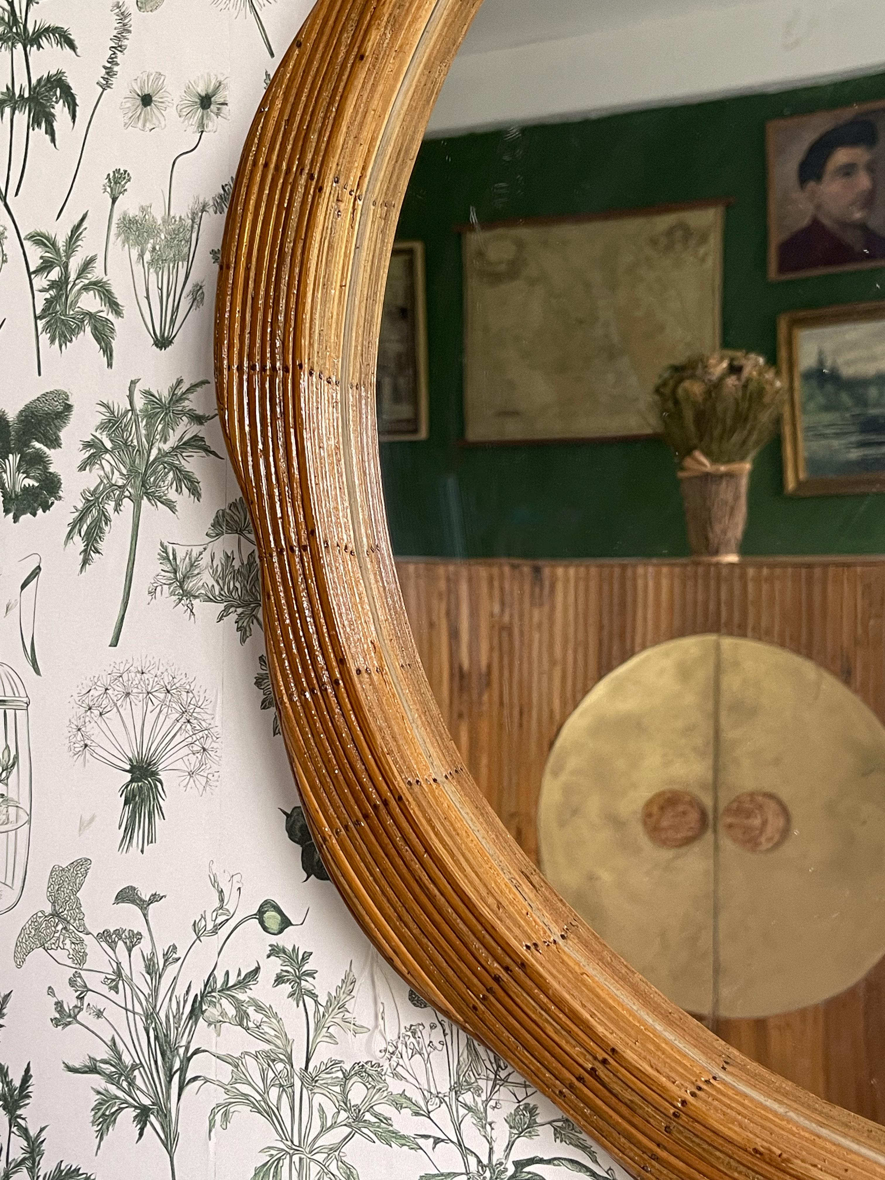 Espejo de pared redondo de junco de ratán estilo Mid Century Moderno de mediados de siglo en venta