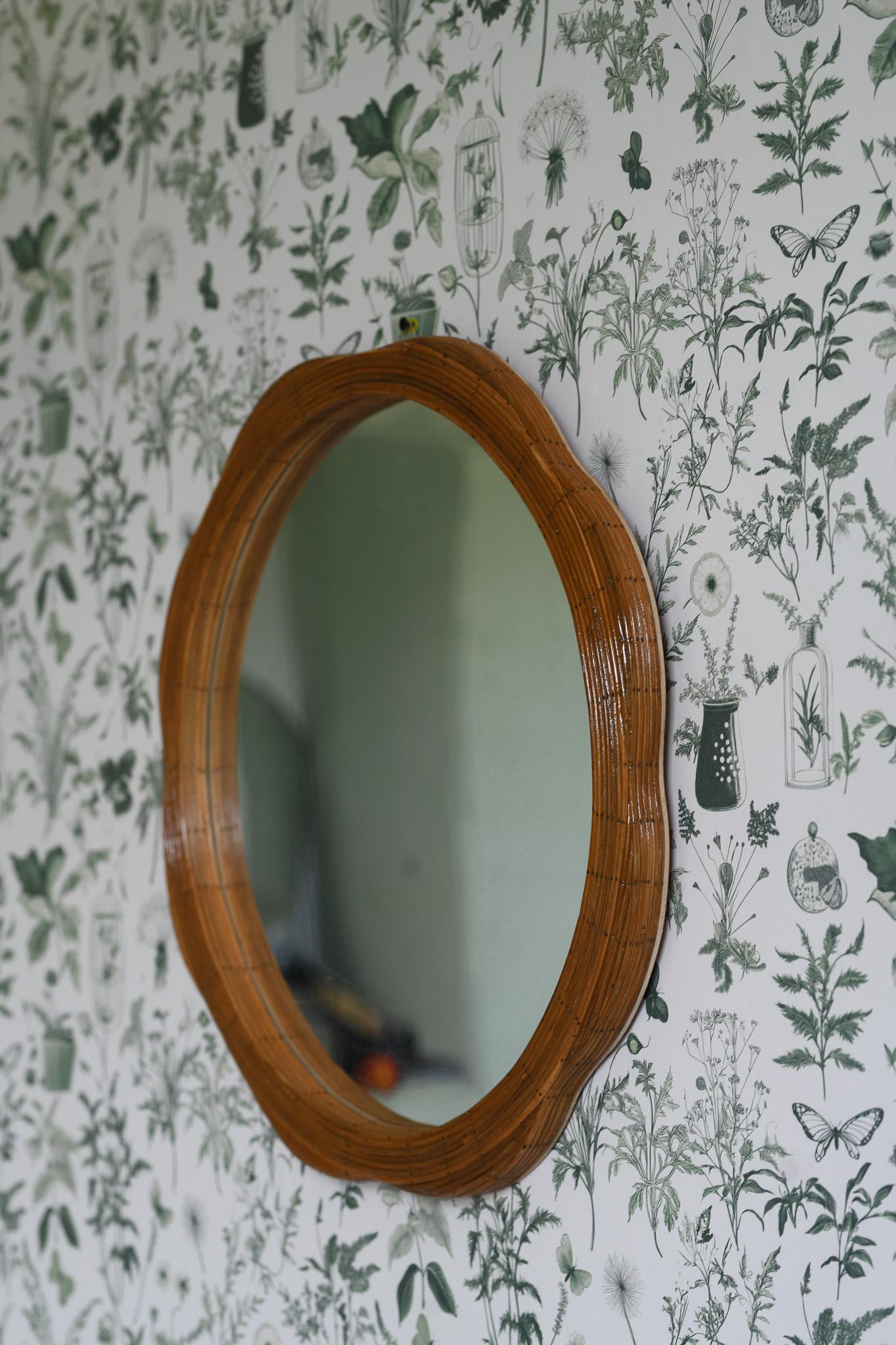 Espejo de pared redondo de junco de ratán estilo Mid Century Siglo XXI y contemporáneo en venta