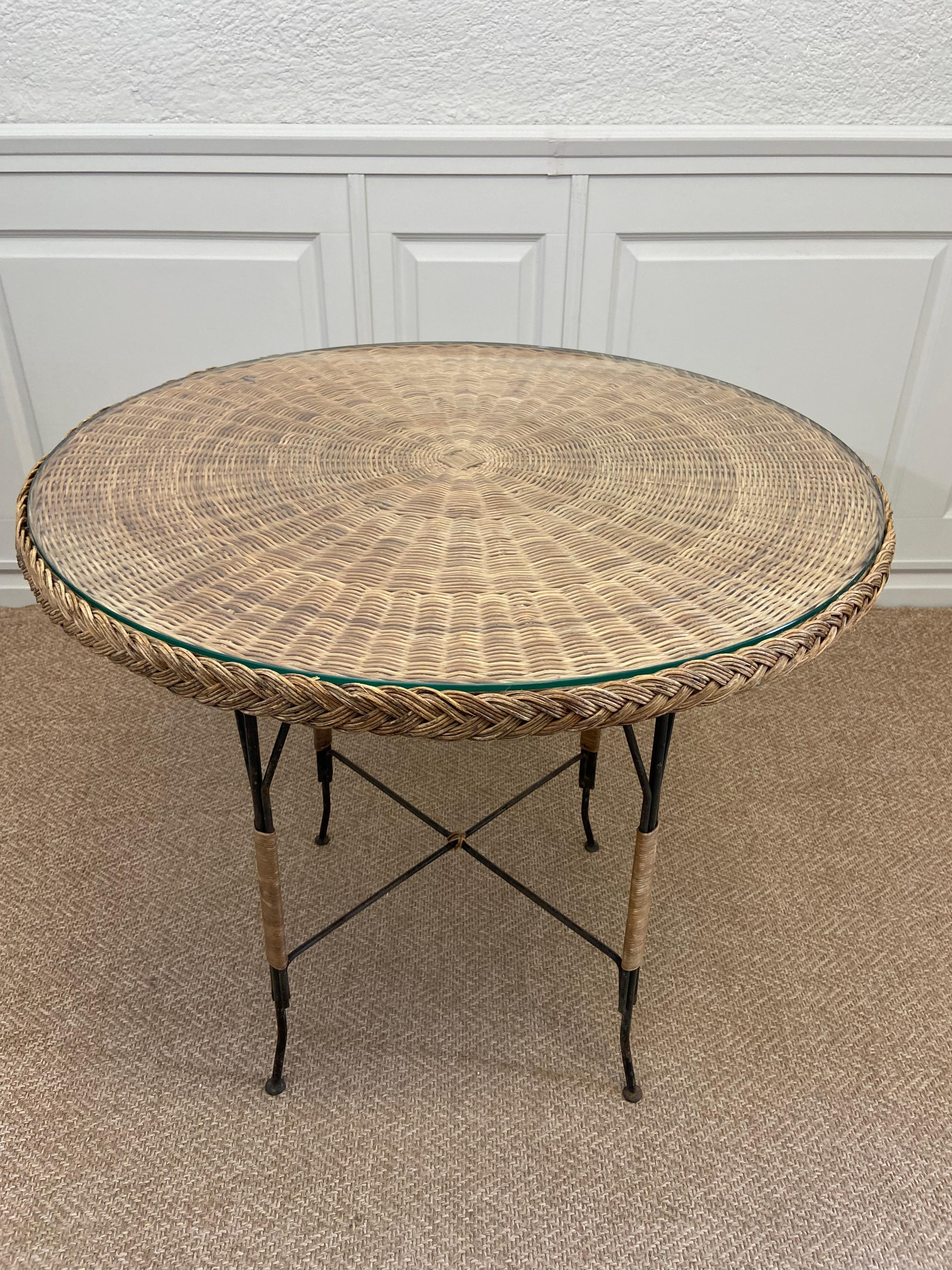 Early 20th Century Round Rattan Wicker Table On Black Metal Frame with Glass Top, Germany, ca. 1920 For Sale