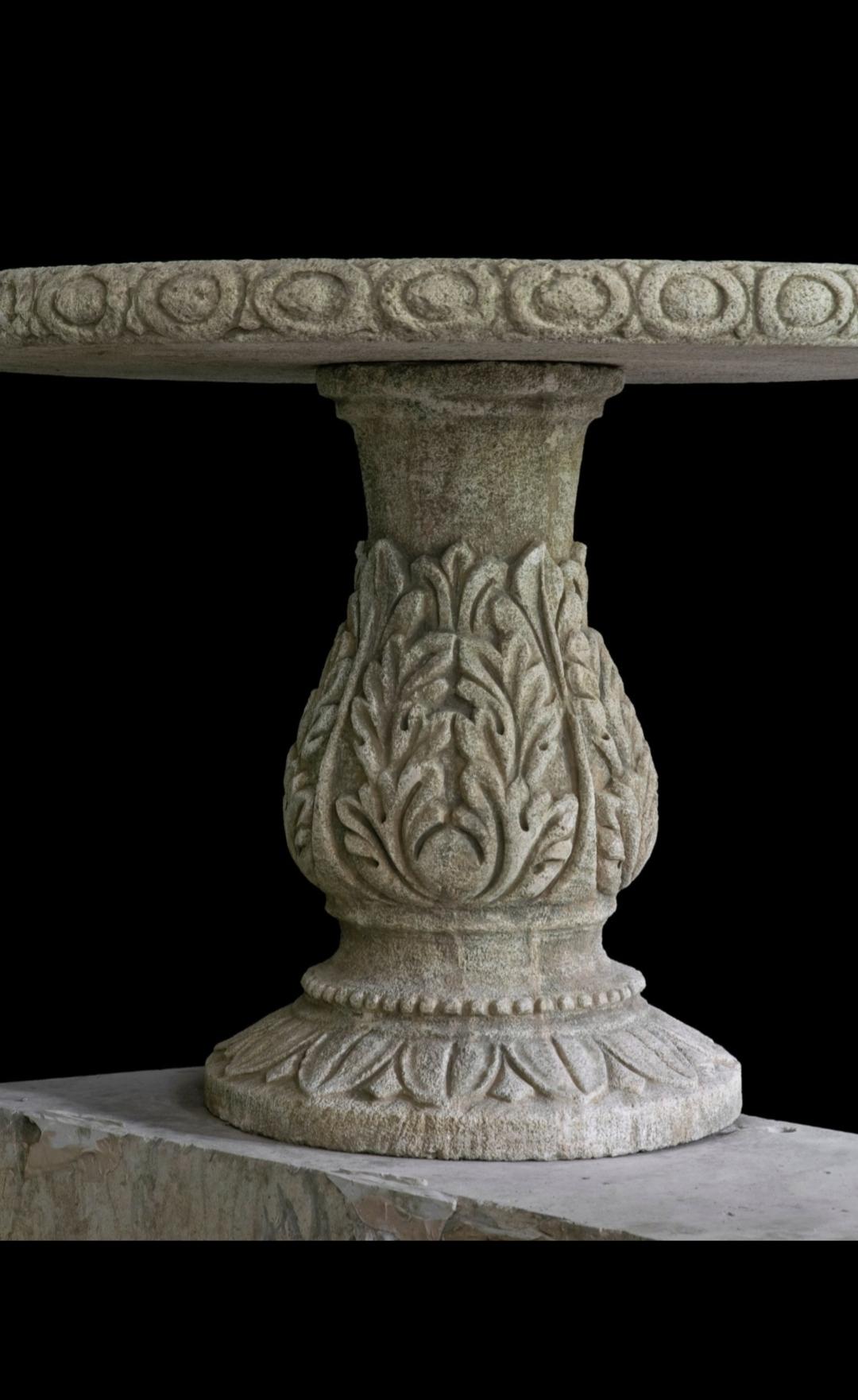 Rustique Table ronde en pierre ancienne récupérée en vente