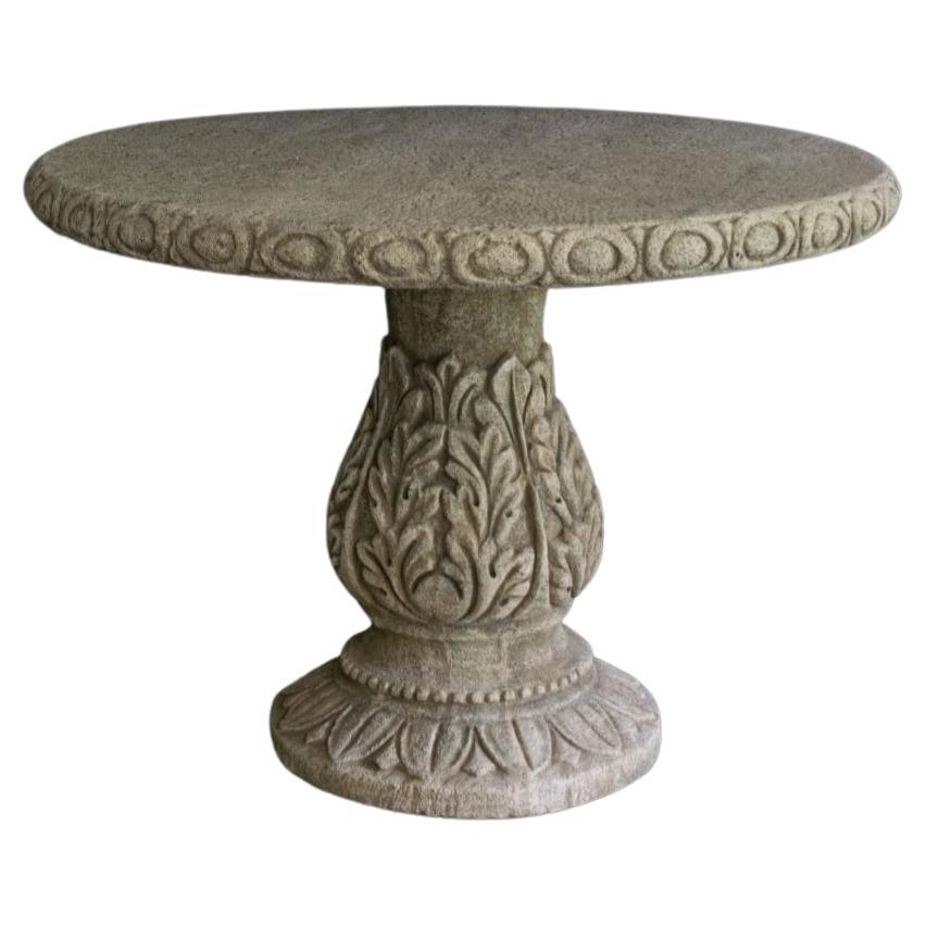 Table ronde en pierre ancienne récupérée en vente