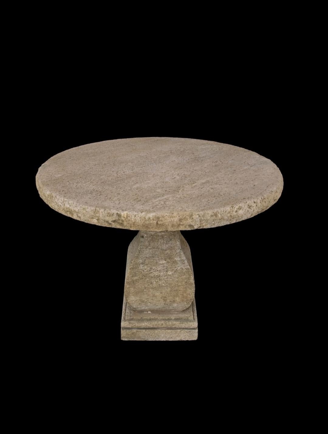 Cette jolie table ronde est l'une des 7 tables en pierre calcaire qui ont été récupérées dans une villa italienne privée des années 1930 avant d'être rénovée. Nous adorons la texture, la couleur et la patine en détresse de cette beauté naturellement