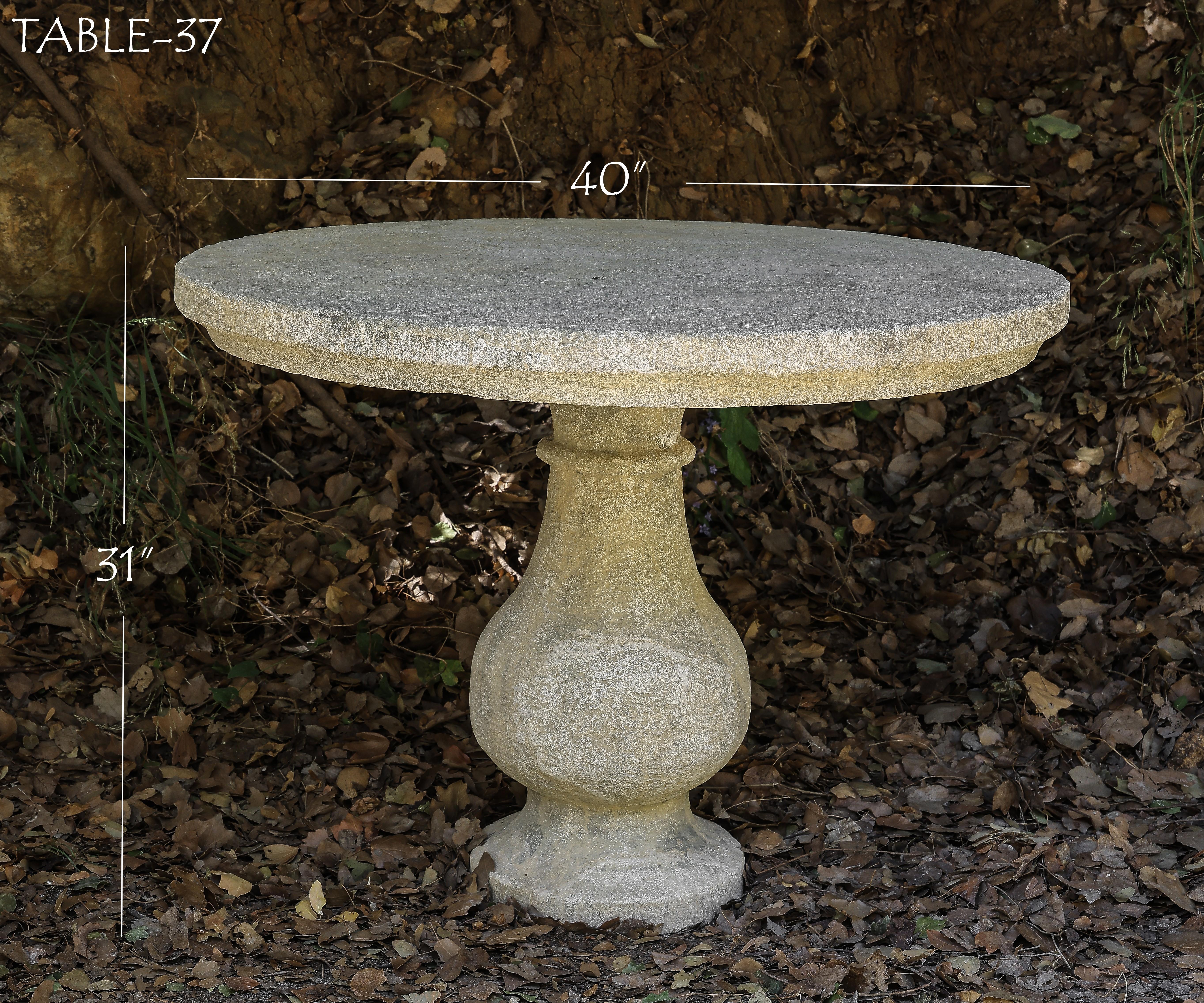 Runder, aufgearbeiteter, antiker Tisch aus altem Stein – Kalkstein (Rustikal) im Angebot