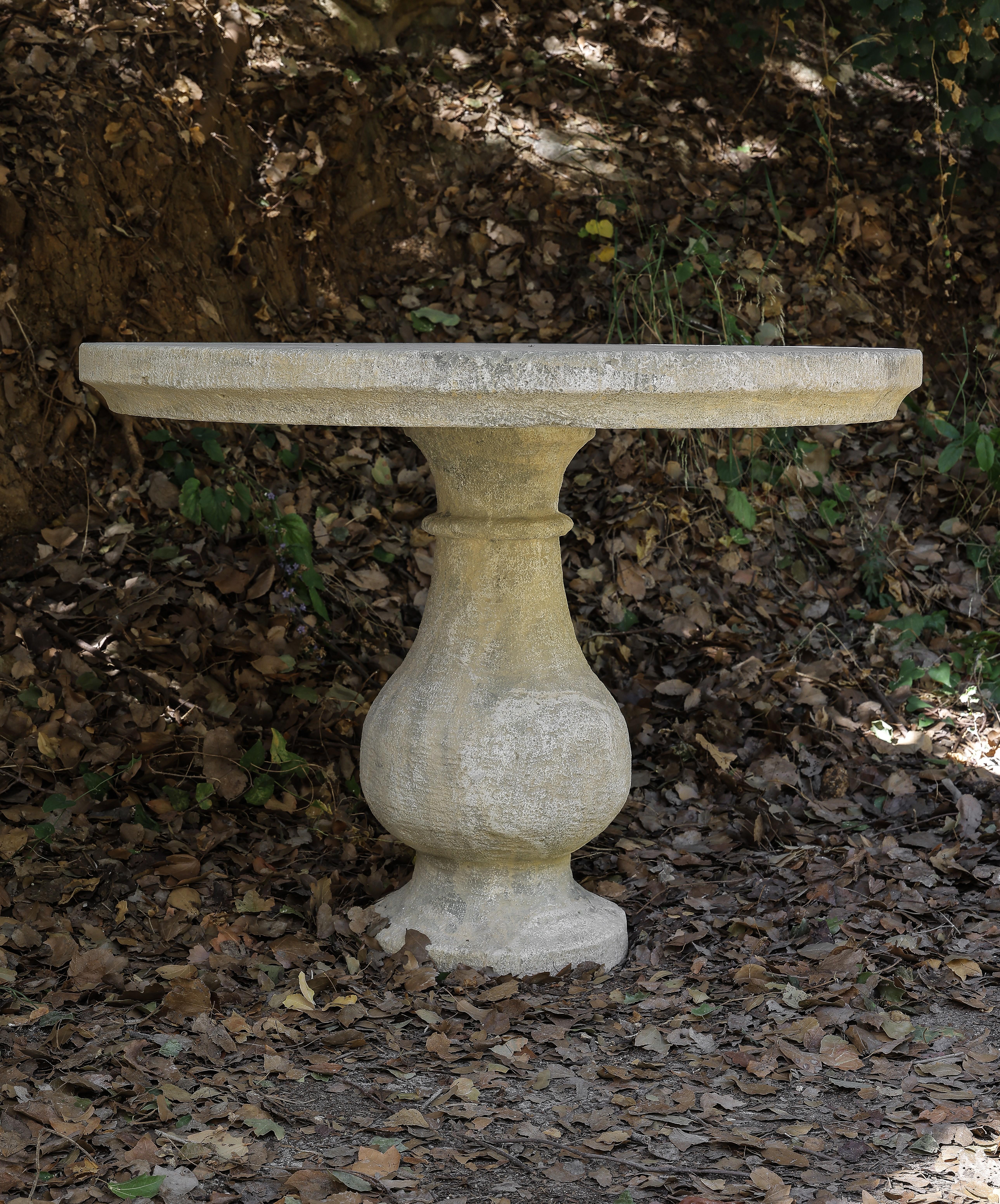 Runder, aufgearbeiteter, antiker Tisch aus altem Stein – Kalkstein (Italienisch) im Angebot