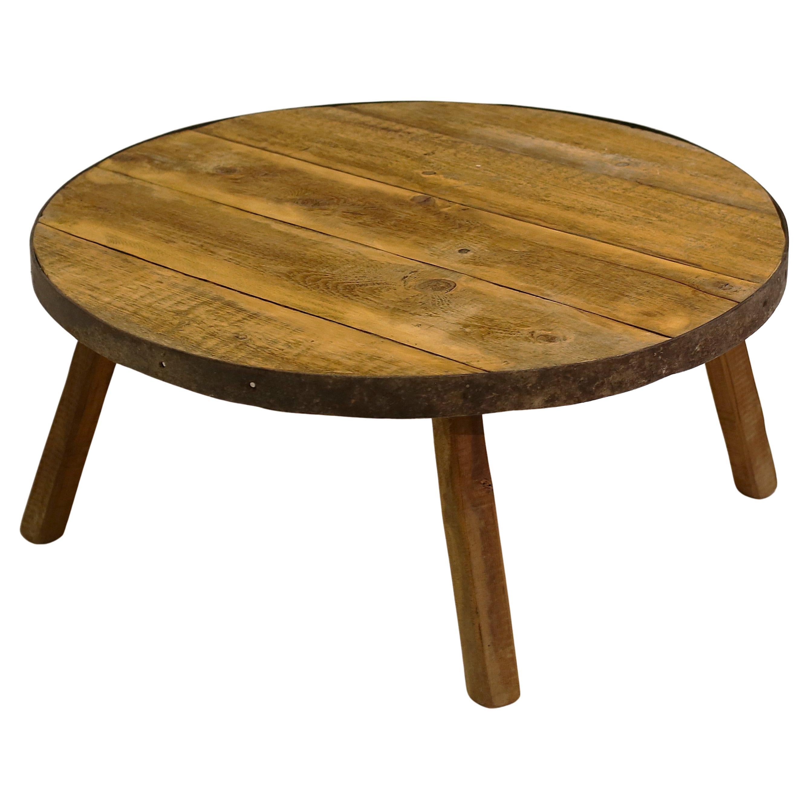 Table basse ronde en bois de récupération, en Oak vieilli, ornée d'une roue de charrette, Hongrie