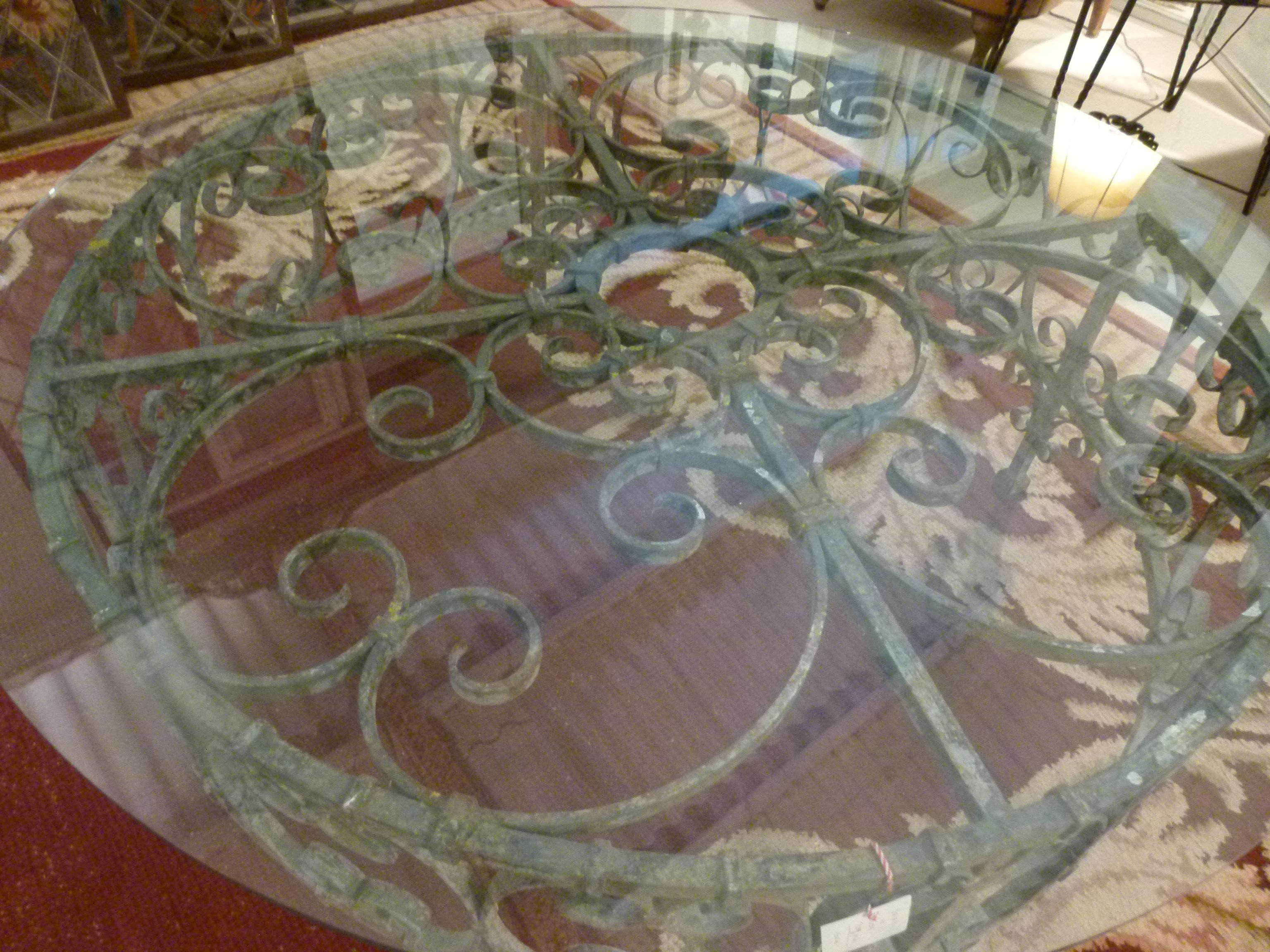 Modern Round Glass Coffee Table. In Good Condition In Vulpellac, Girona
