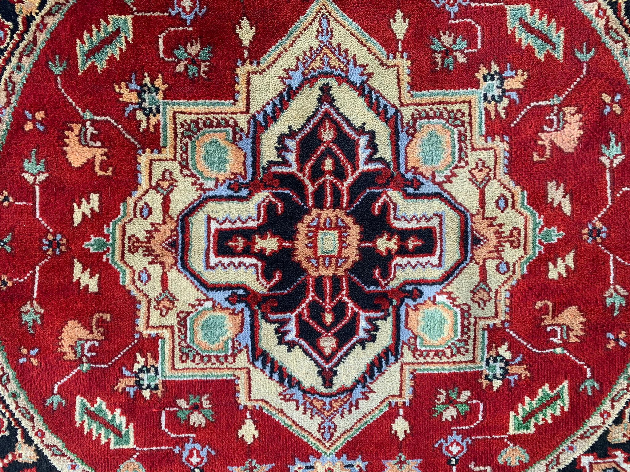 5' x 5'

Handgeknüpfter Wollflor auf einem Baumwollgrund.

Neu

Herkunft: Indien

Feldfarbe: Rot

Farbe der Umrandung: Schwarz

Akzentfarben: Hellgrün, Beige, Rost, Grün