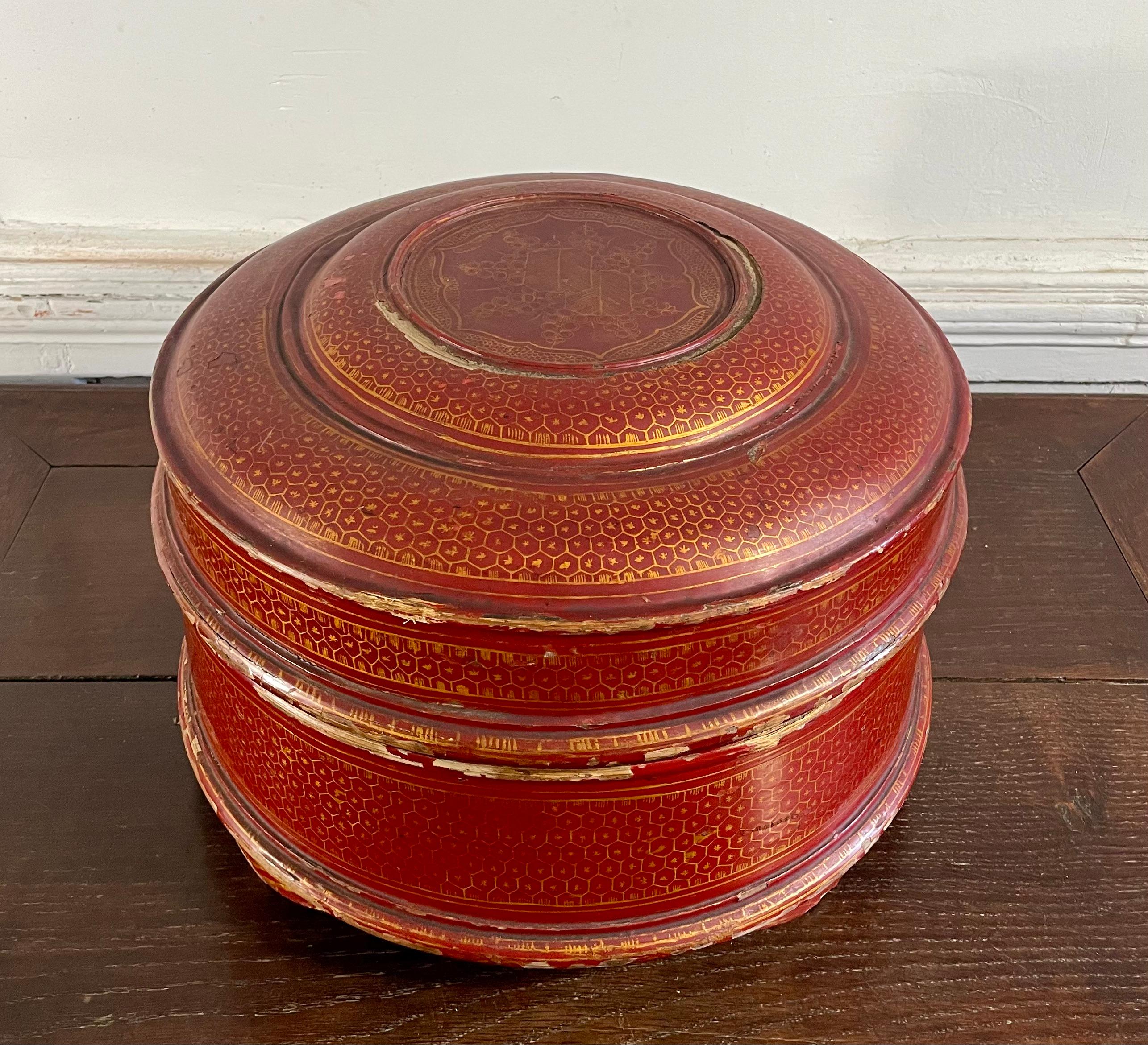 Round red lacquered and gold leaf work box - China 19th Qing Dynasty For Sale 3