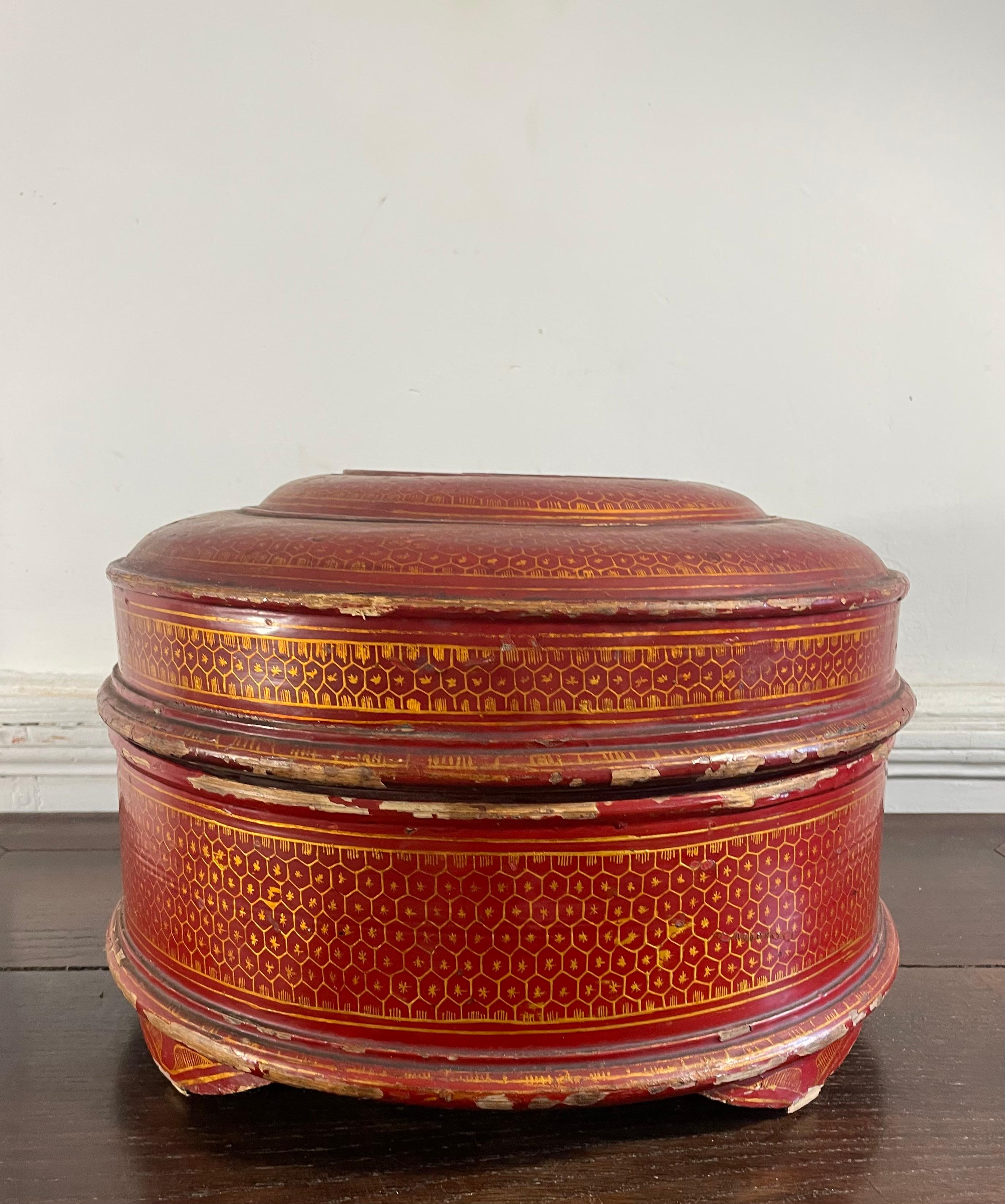 Magnificent round box in red lacquer in two parts.
Completely decorated by hand. With gilded, gold decoration.
There are floral and geometric decorations, handmade interlacing, with gold leaf.
The box is placed on 4 feet.
The interior is lacquered