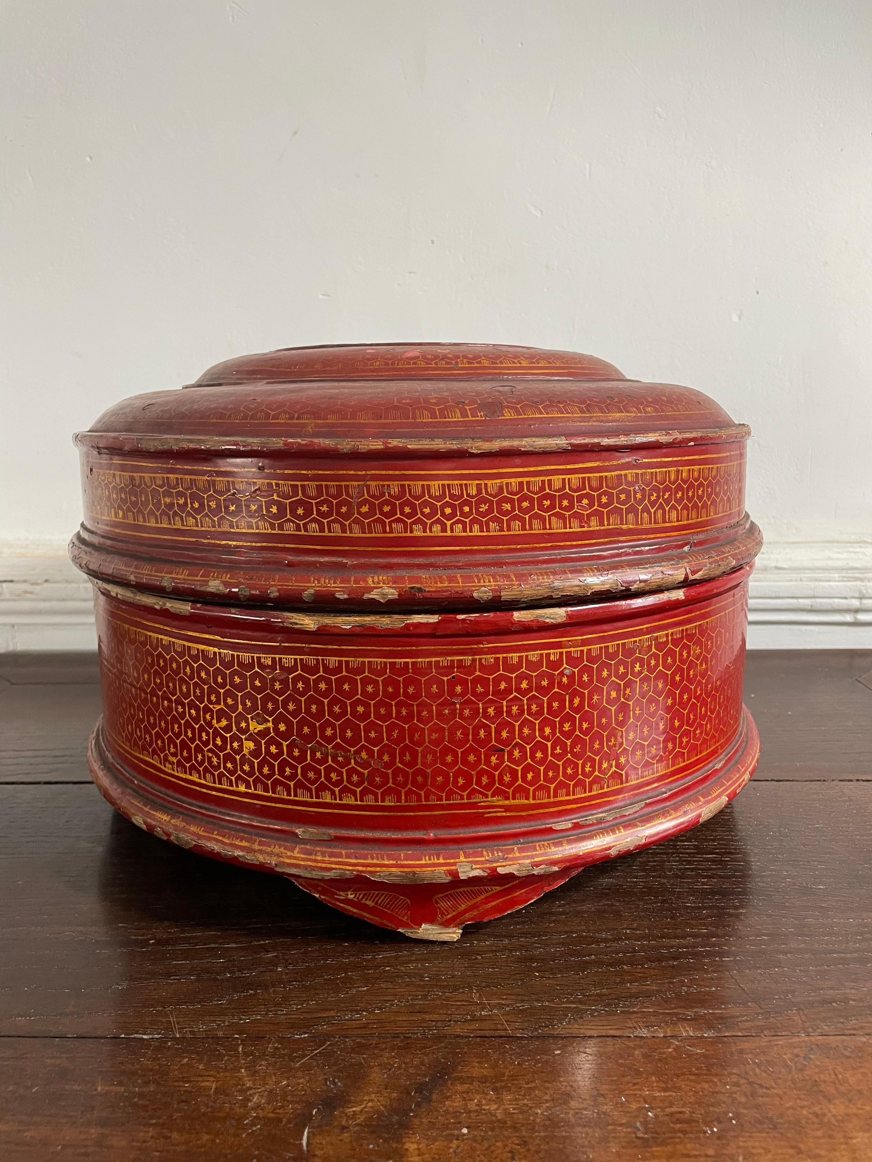 Chinese Round red lacquered and gold leaf work box - China 19th Qing Dynasty For Sale