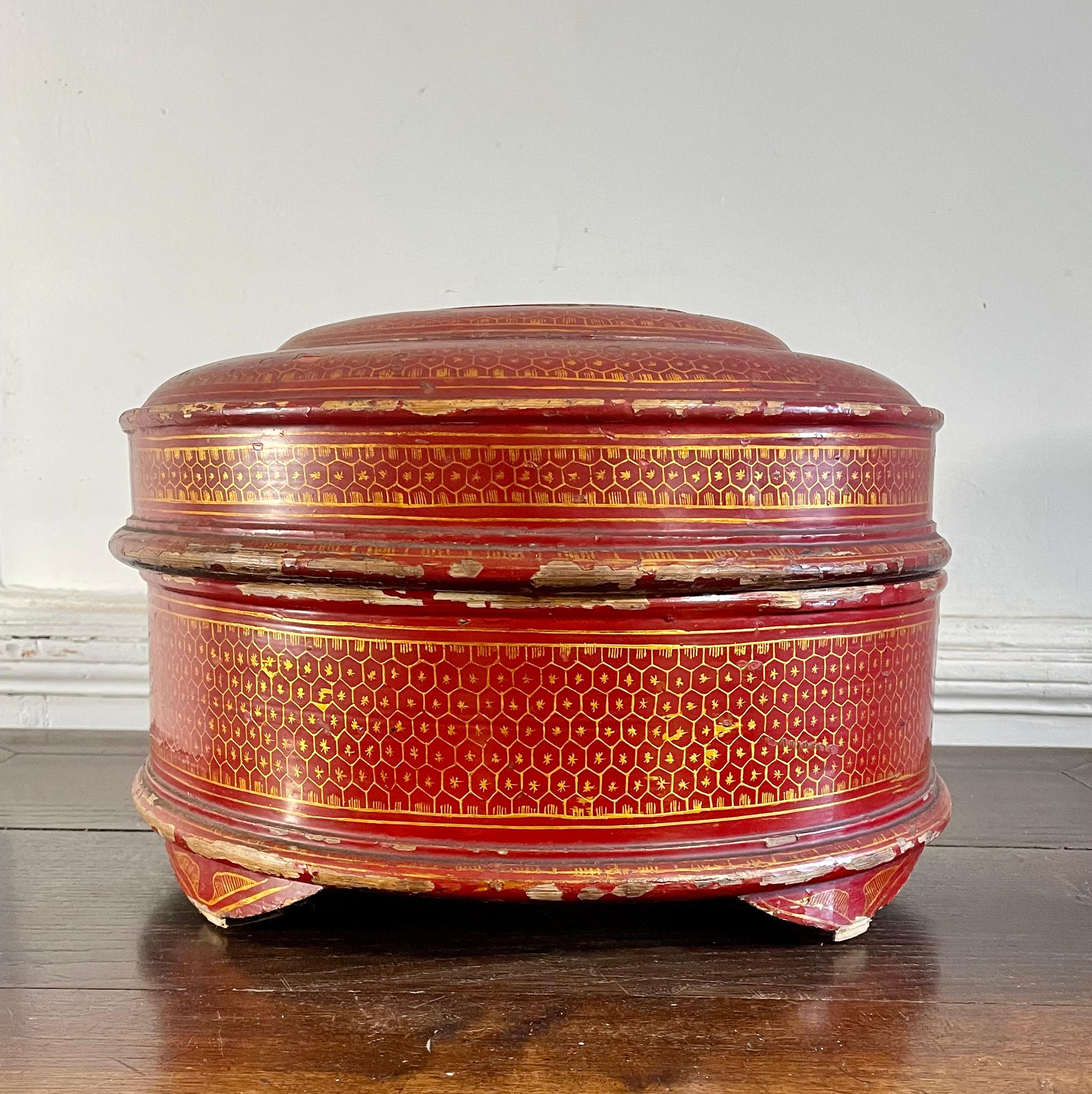 19th Century Round red lacquered and gold leaf work box - China 19th Qing Dynasty For Sale