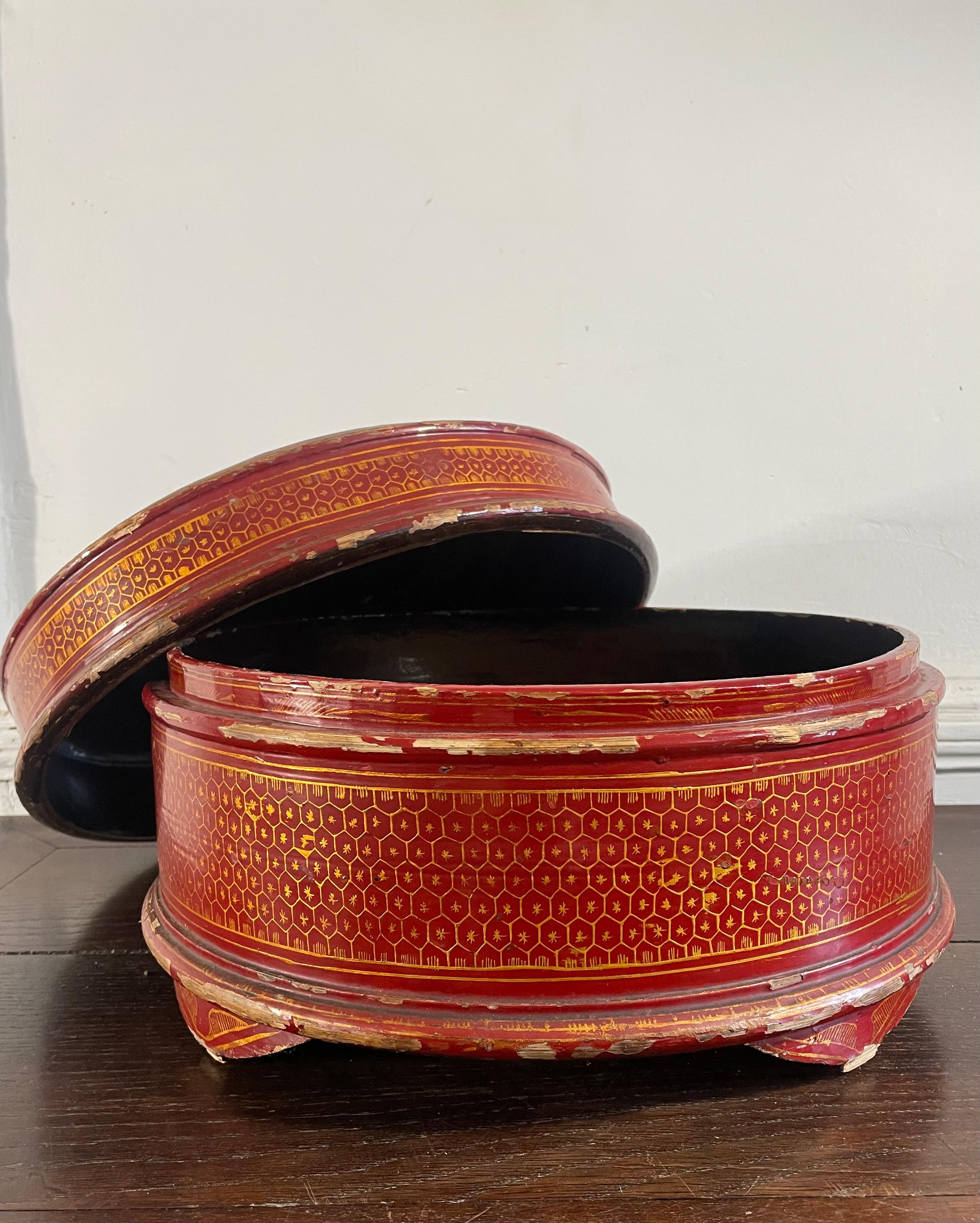 Bamboo Round red lacquered and gold leaf work box - China 19th Qing Dynasty For Sale