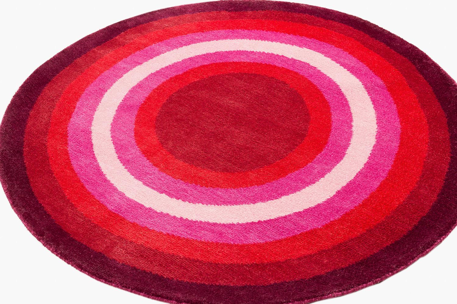 Moderno Tappeto rotondo rosso rosa pop in seta e lana Brad Bullseye di Joseph Carini in vendita