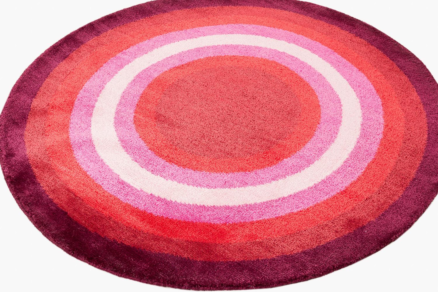 Nepalese Tappeto rotondo rosso rosa pop in seta e lana Brad Bullseye di Joseph Carini in vendita