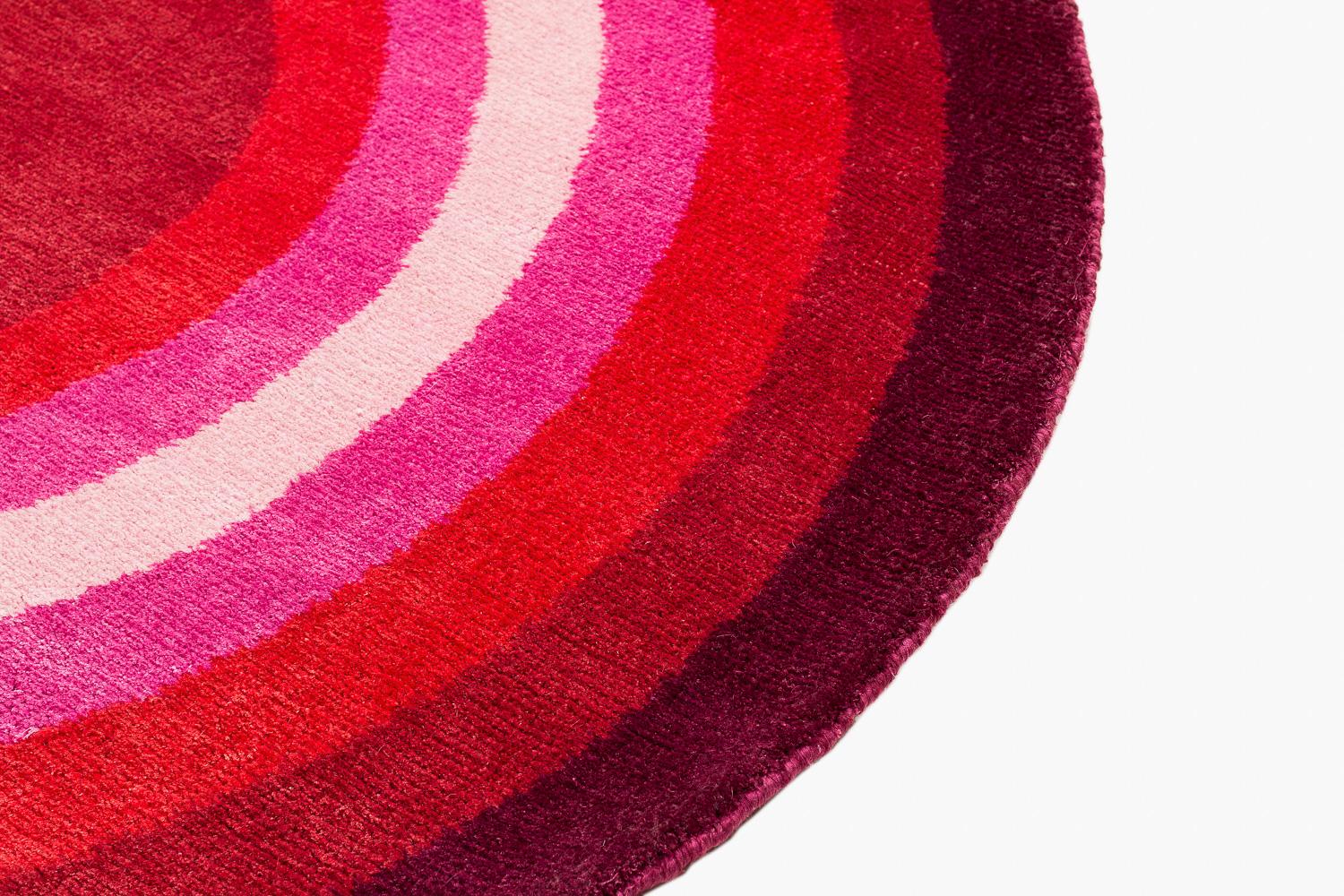 Annodato a mano Tappeto rotondo rosso rosa pop in seta e lana Brad Bullseye di Joseph Carini in vendita