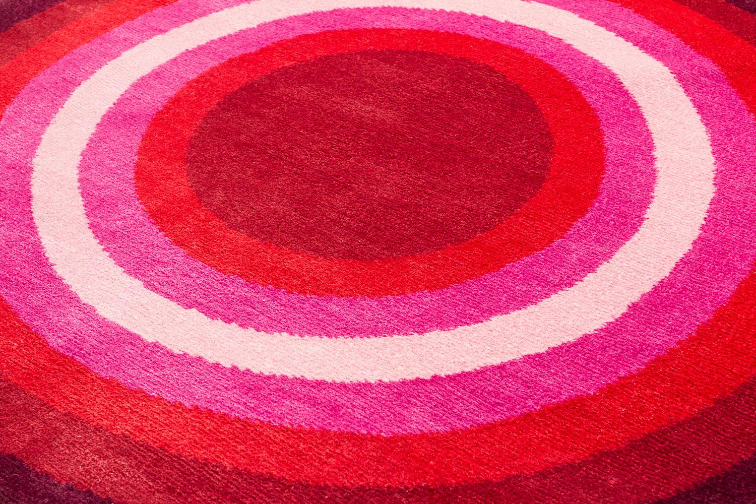 Tappeto rotondo rosso rosa pop in seta e lana Brad Bullseye di Joseph Carini In condizioni Nuovo in vendita a New York, NY