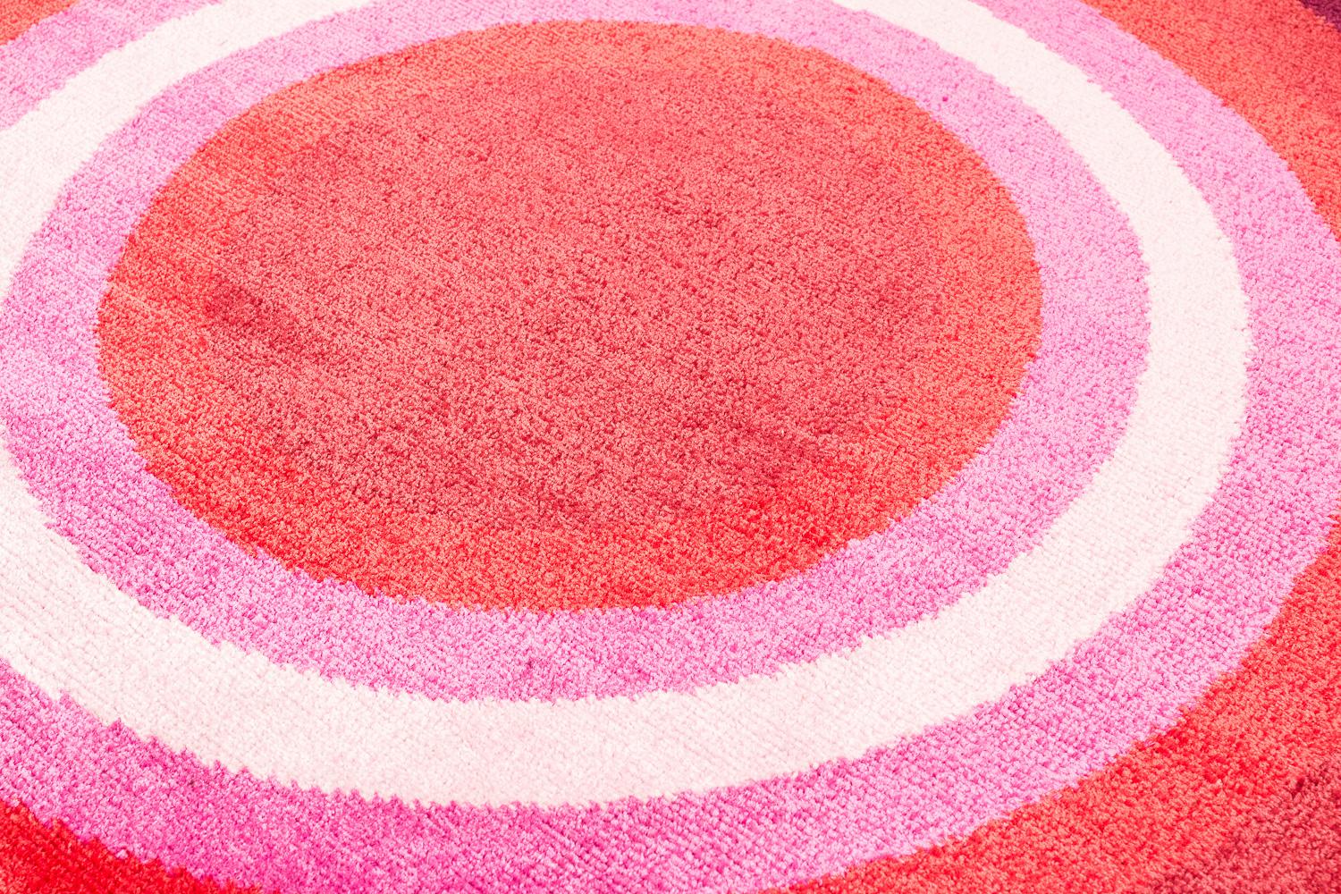 XXI secolo e contemporaneo Tappeto rotondo rosso rosa pop in seta e lana Brad Bullseye di Joseph Carini in vendita