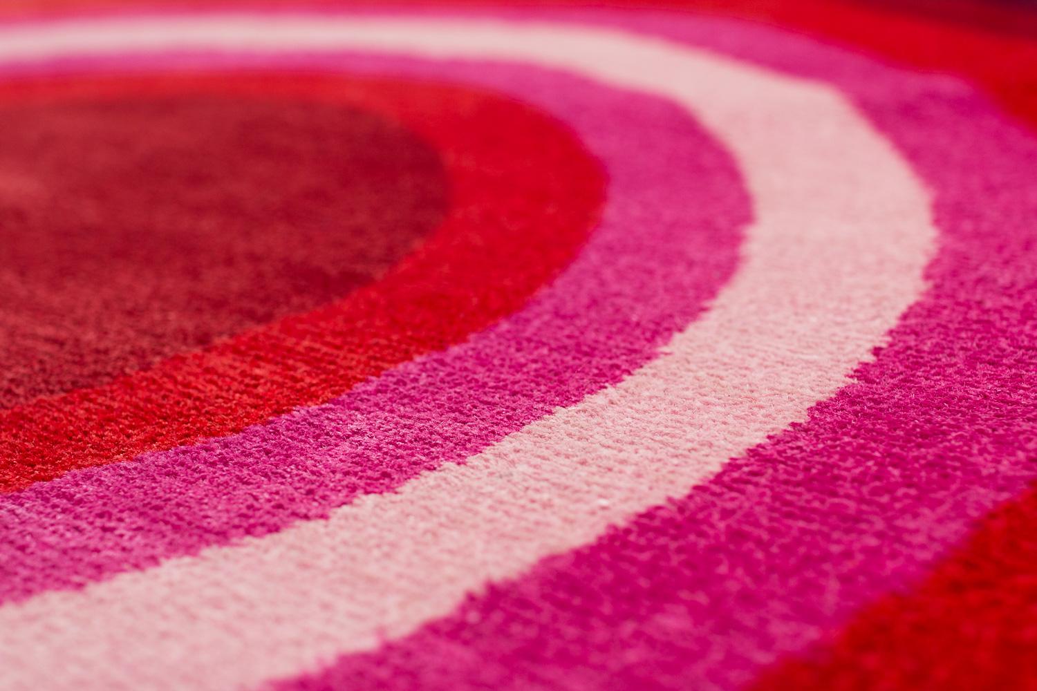 Tappeto rotondo rosso rosa pop in seta e lana Brad Bullseye di Joseph Carini in vendita 1