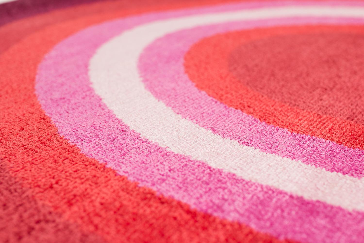 Tappeto rotondo rosso rosa pop in seta e lana Brad Bullseye di Joseph Carini in vendita 2