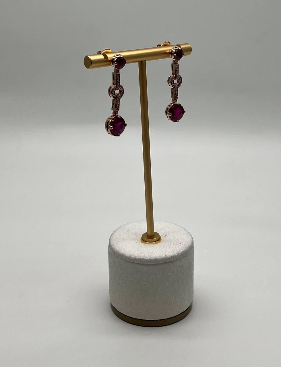 Orecchini a goccia tondi in oro rosa 14K con diamante rosso e rubino In condizioni Nuovo in vendita a Oakton, VA