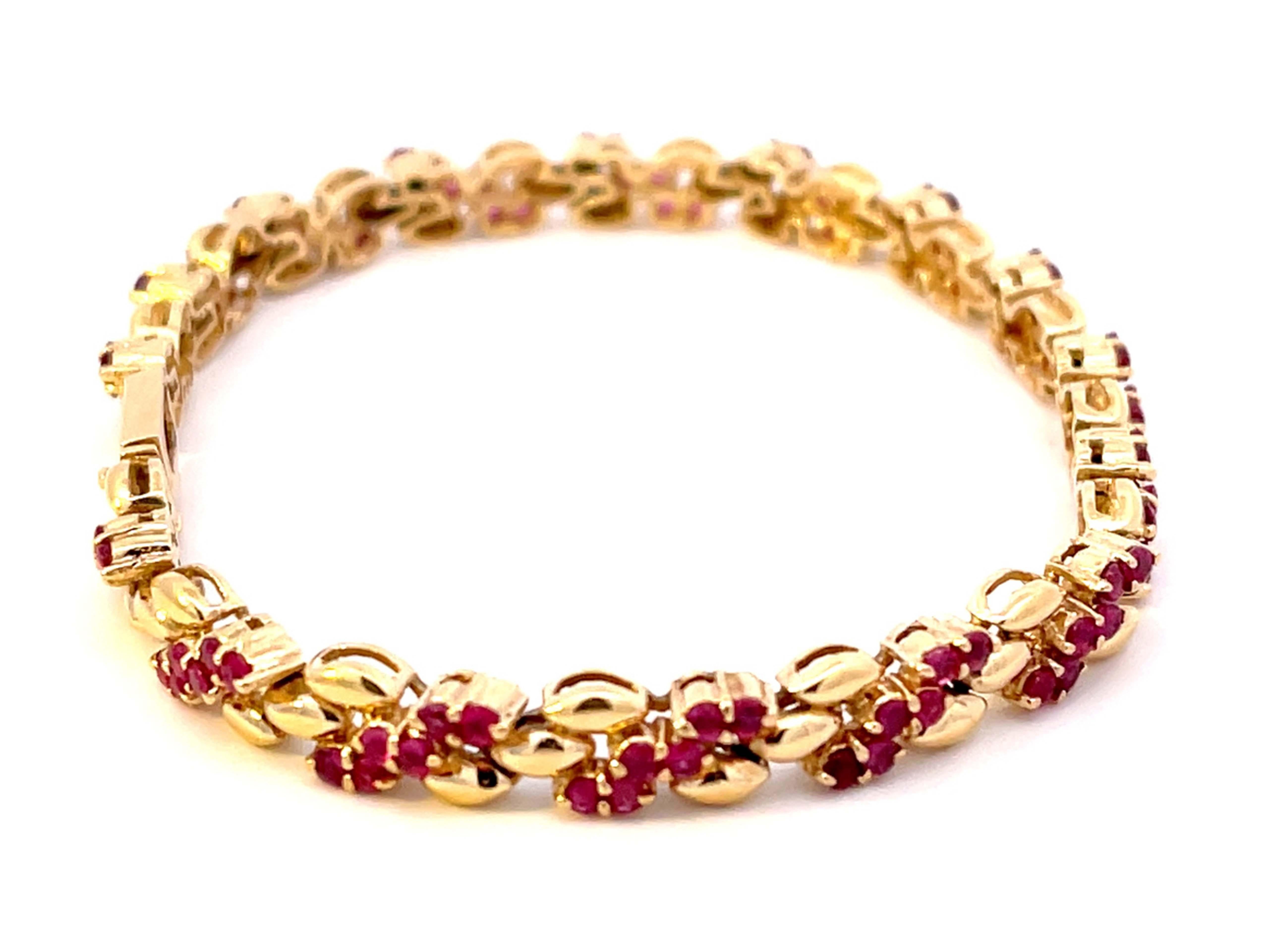 Round Red Ruby Gold Link Bracelet in 14k Yellow Gold In Excellent Condition For Sale In Honolulu, HI