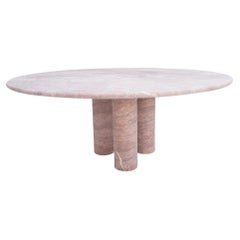 Tavolo da pranzo rotondo in travertino rosso con gambe a colonna in stile Mario Bellini