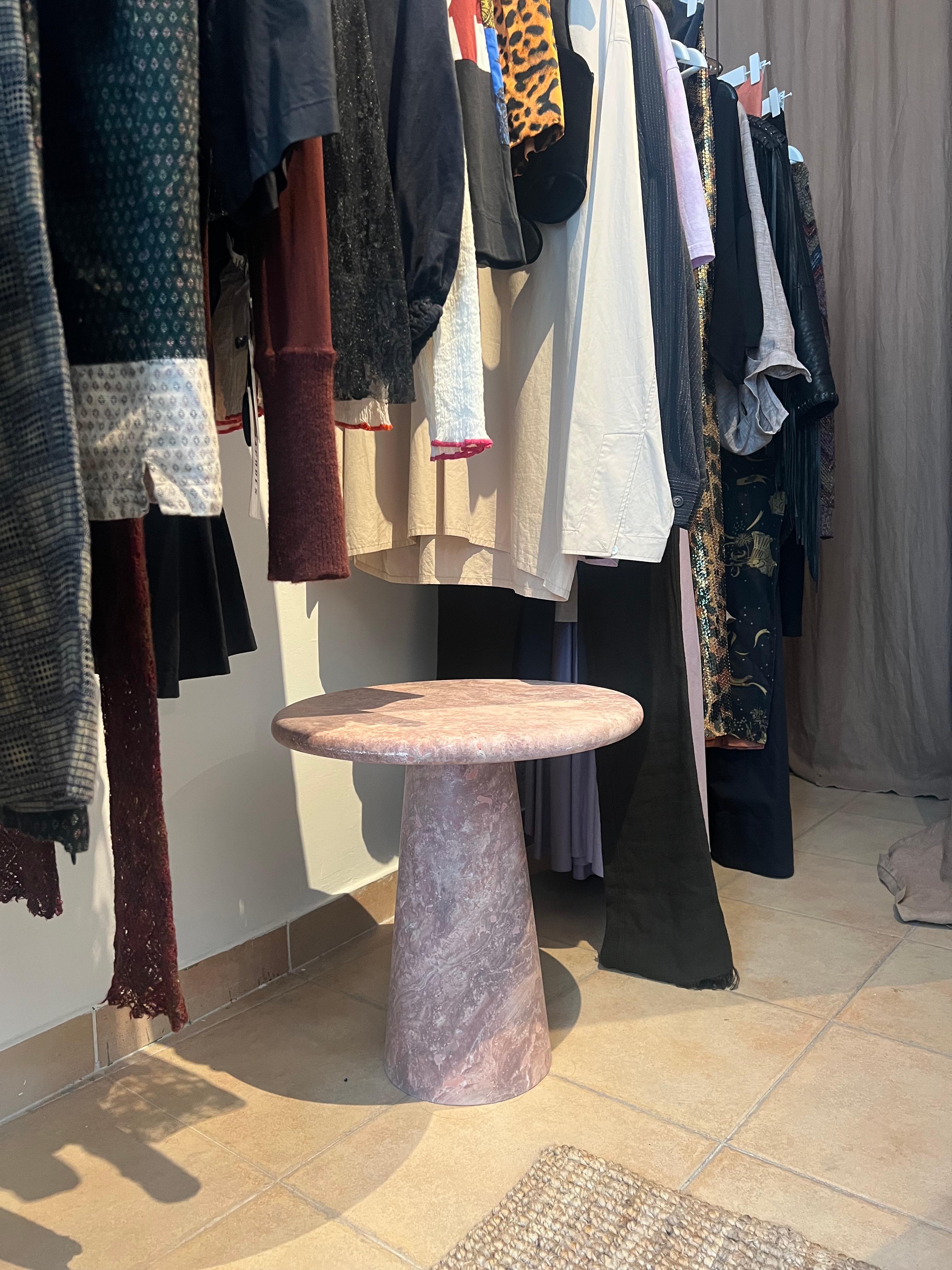 Dieser minimalistische Tisch ist aus rotem Travertin gefertigt und hat eine runde Tischplatte, die durch ihr Eigengewicht sicher und mühelos im Gleichgewicht ist.

Inspiriert von den ikonischen Vintage-Designs von Angelo Mangiarotti, verleiht die
