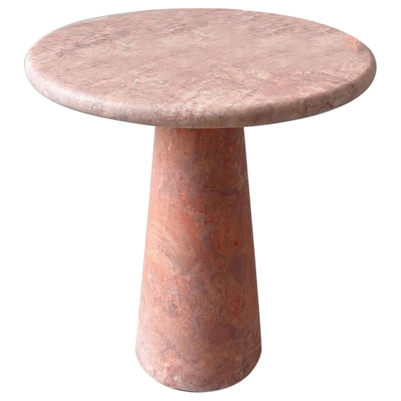 Mesa auxiliar redonda de travertino rojo, estilo Angelo Mangiarotti de 1970 en venta