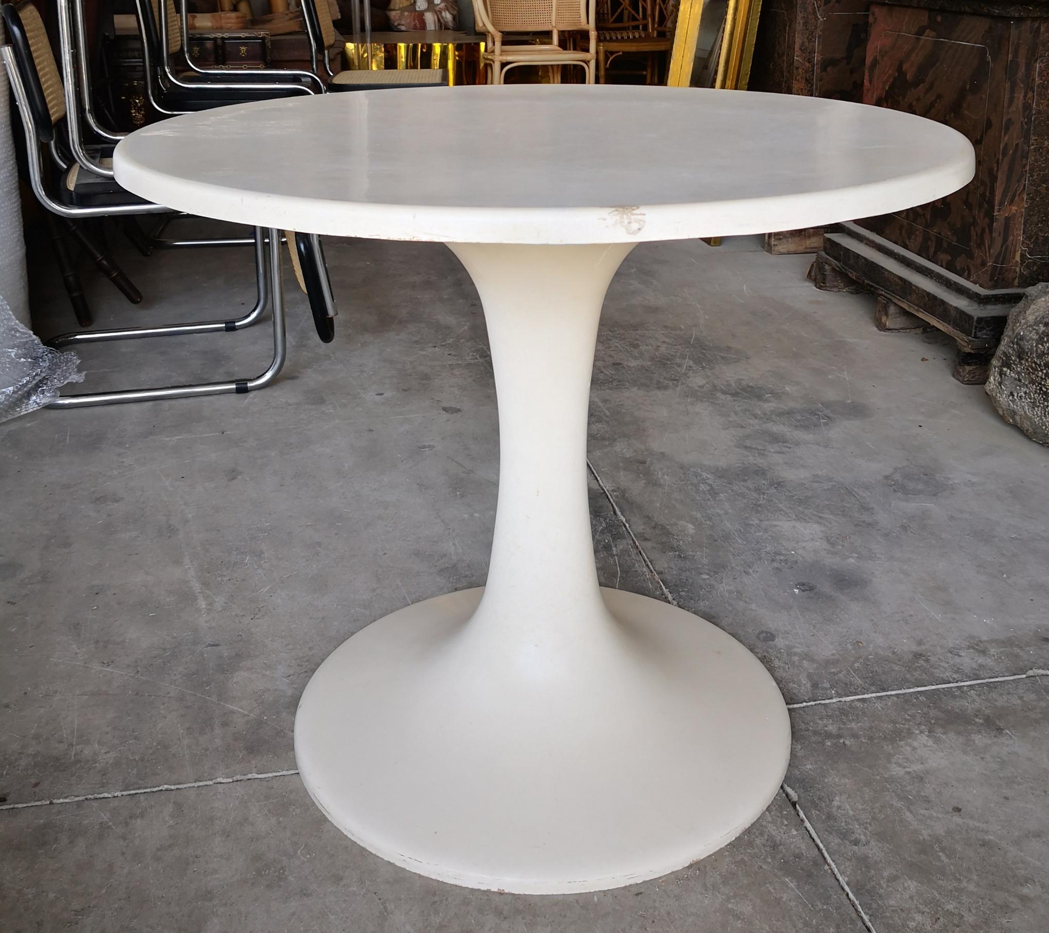 Round resin table in the style of Eero Saarinen Tulip base by Knoll.