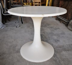 Table ronde en résine dans le style d'Eero Saarinen Base de tulipe par Knoll