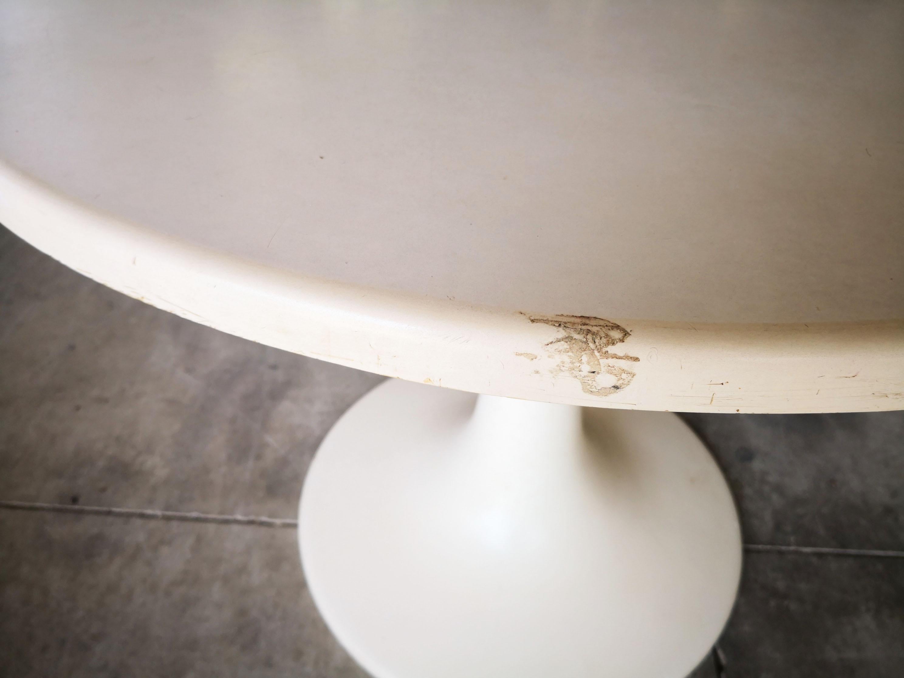 American Round Resin Table in the Style of Eero Saarinen Tulip Base by Knoll