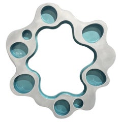 Specchio rotondo a increspatura di Bert Furnari, specchio futuristico in alluminio verniciato a polvere