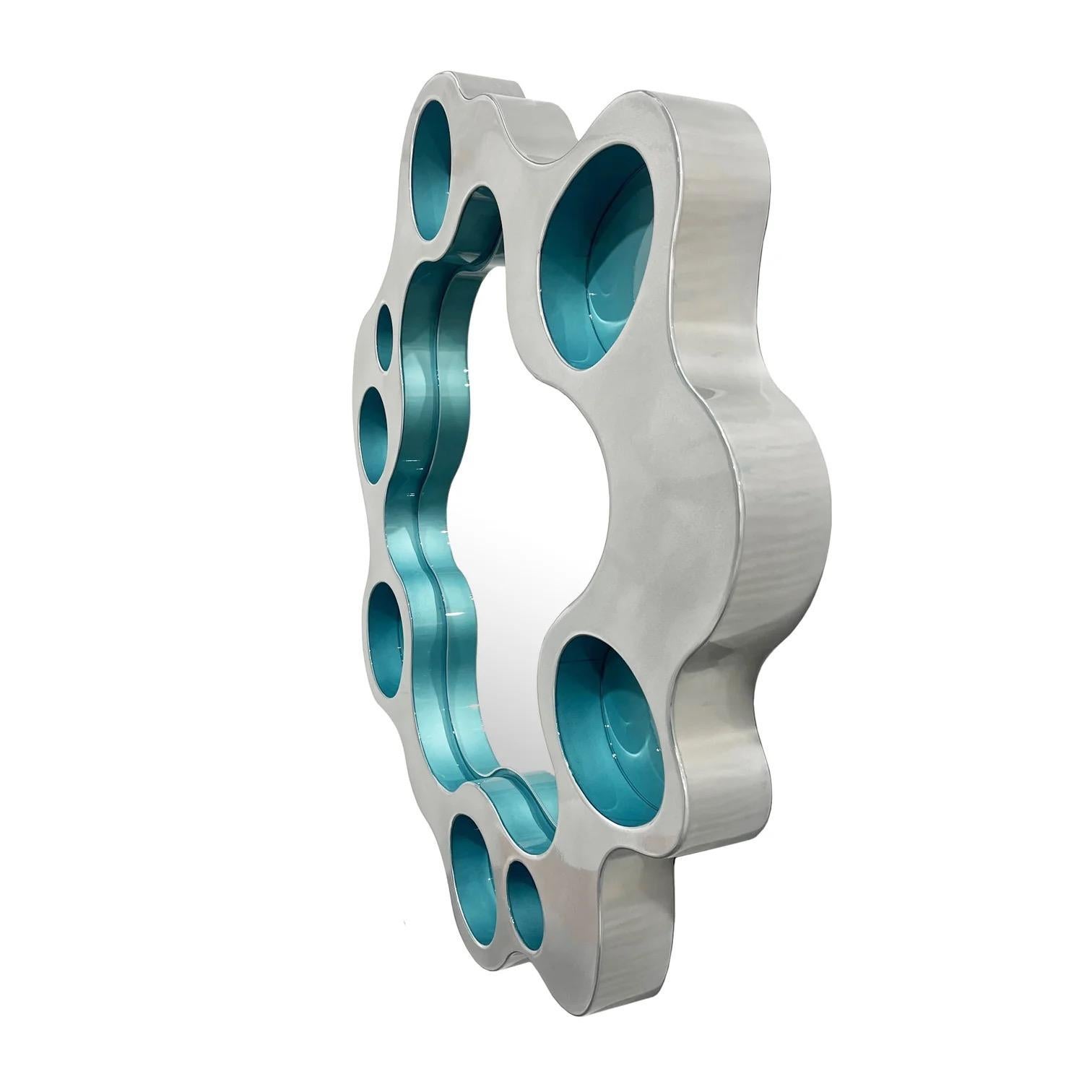 Poudré Miroir ondulé rond gris bleu par Bert Furnari Aluminium peint par poudrage Biomorphique en vente