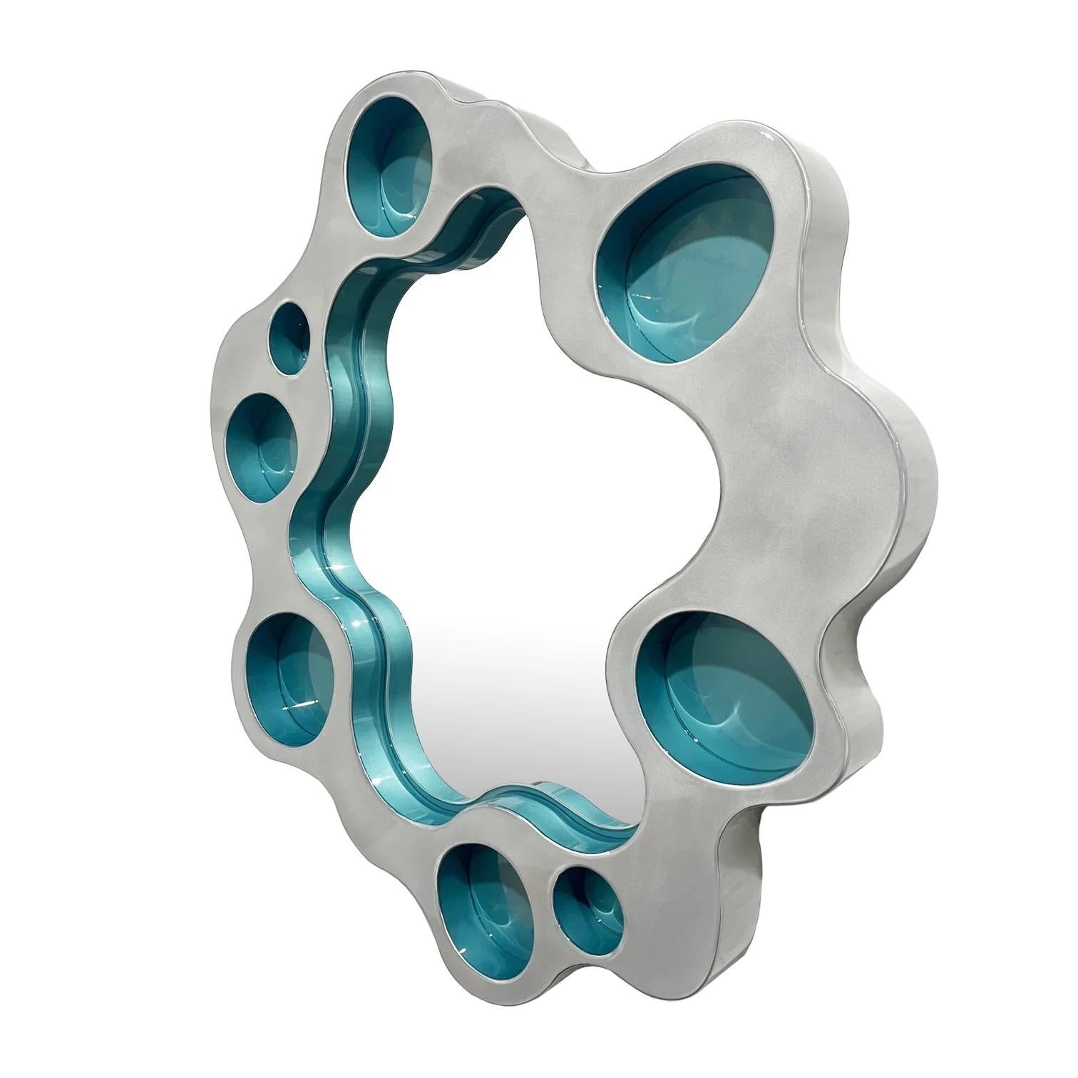 Miroir ondulé rond gris bleu par Bert Furnari Aluminium peint par poudrage Biomorphique Neuf - En vente à New York, NY