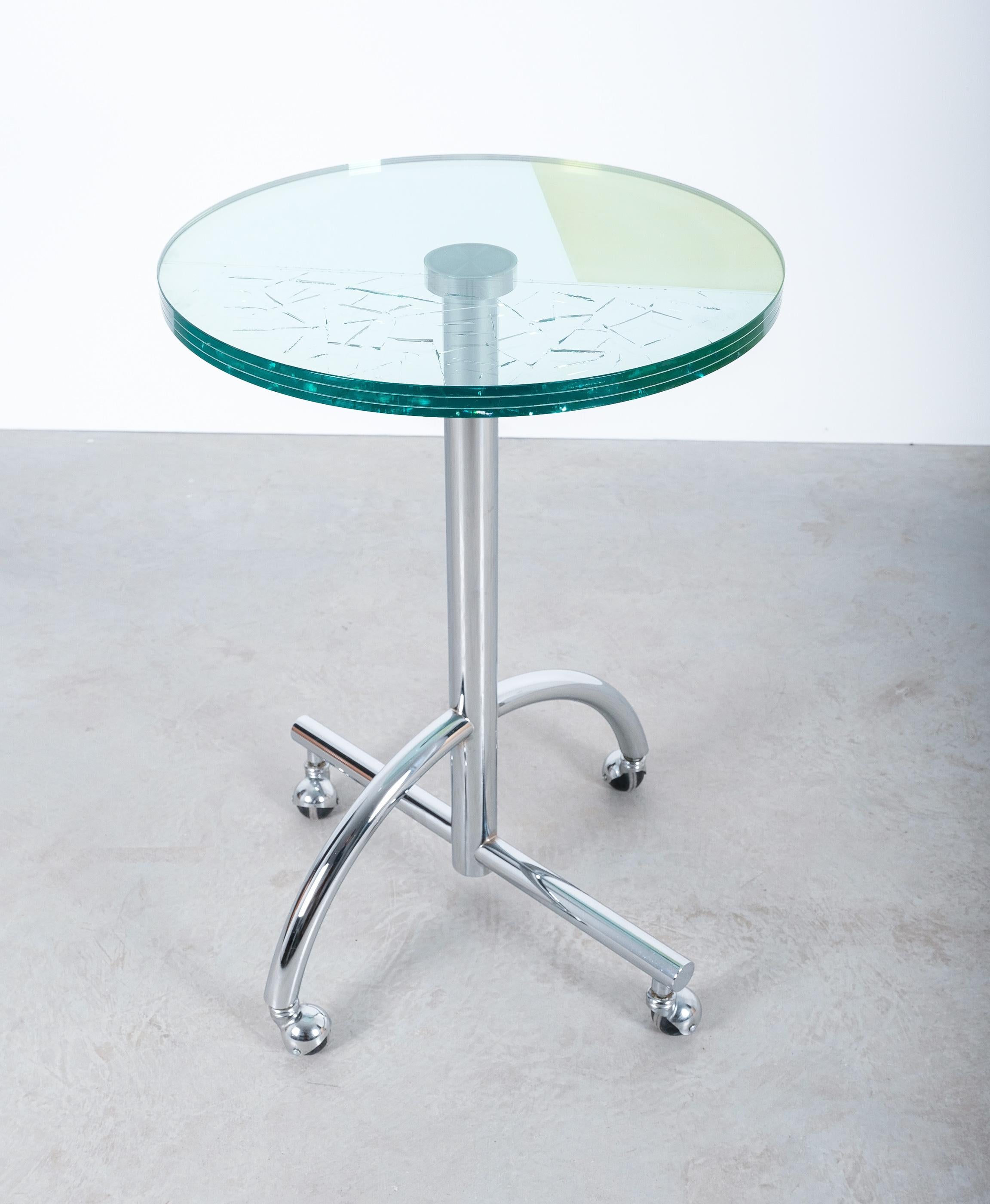 Postmoderne Table Memphis de Shiro Kuramata, table à roulettes chromée en verre Sally, 1987 en vente